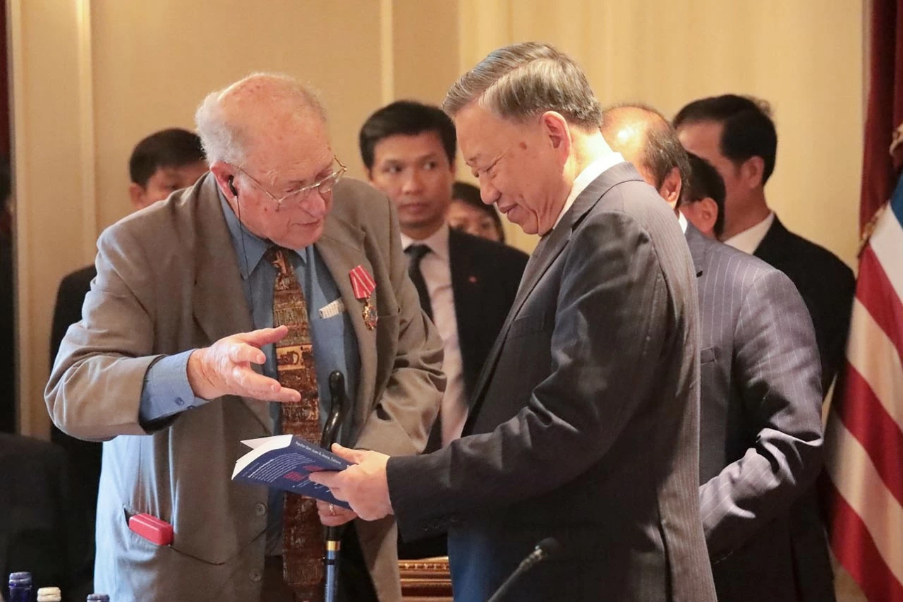 Người bạn Hoa Kỳ John McAuliff (trái) tặng Tổng Bí thư, Chủ tịch nước Tô Lâm cuốn sách về Việt Nam. (Nguồn: TTXVN) Người bạn Hoa Kỳ John McAuliff (trái) tặng Tổng Bí thư, Chủ tịch nước Tô Lâm cuốn sách về Việt Nam. (Nguồn: TTXVN)