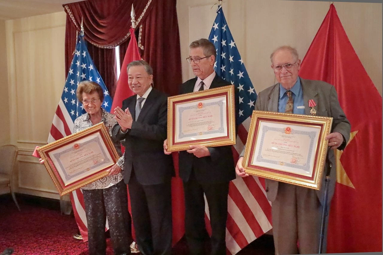 Tổng Bí thư, Chủ tịch nước Tô Lâm chúc mừng và trân trọng trao huân chương hữu nghị cho các cá nhân có nhiều đóng góp tích cực, quan trọng, góp phần tăng cường quan hệ giữa nhân dân hai nước. (Nguồn: TTXVN) Tổng Bí thư, Chủ tịch nước Tô Lâm chúc mừng và trân trọng trao huân chương hữu nghị cho các cá nhân có nhiều đóng góp tích cực, quan trọng, góp phần tăng cường quan hệ giữa nhân dân hai nước. (Nguồn: TTXVN)