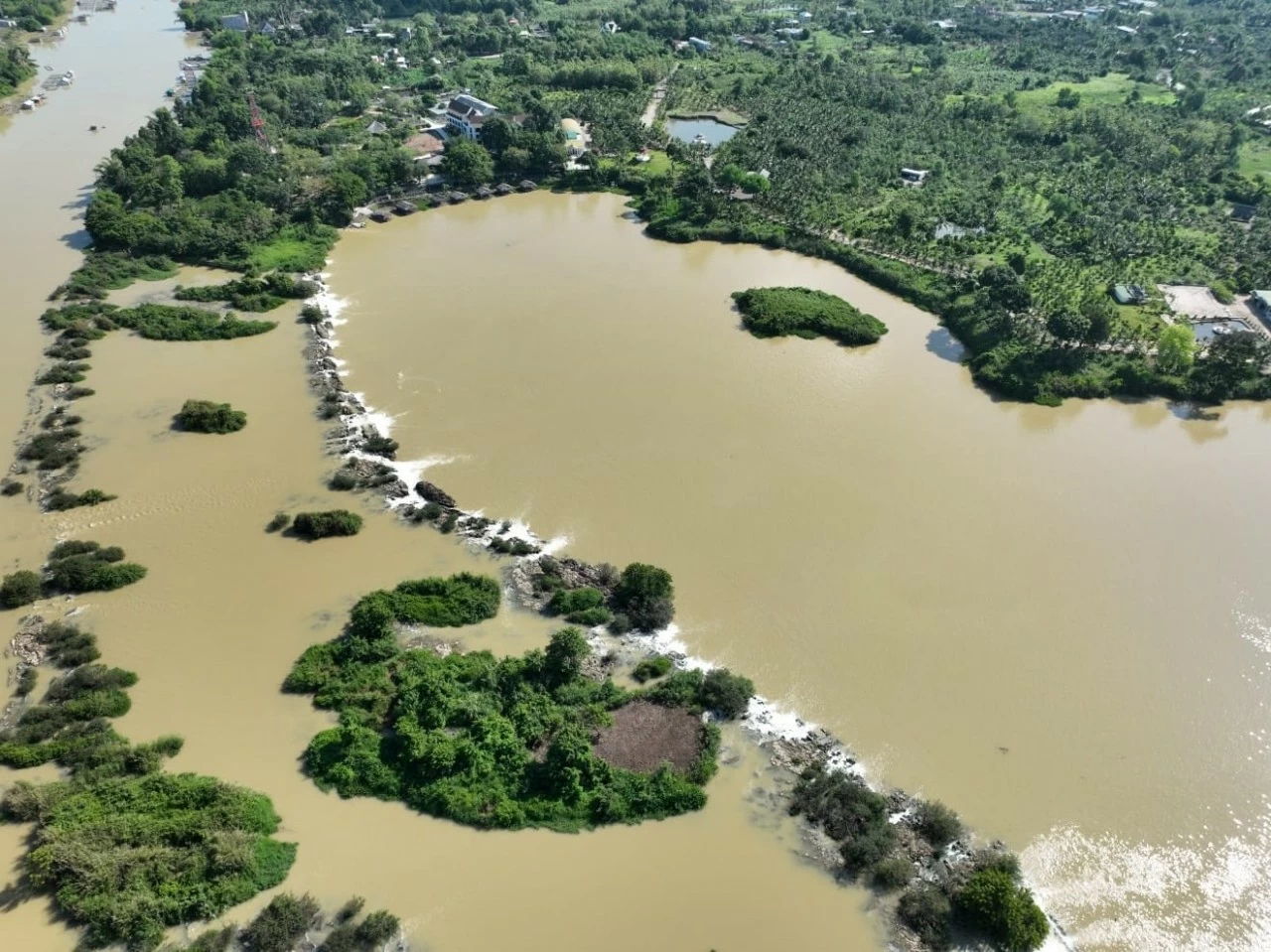 Ba Giọt là tên gọi được người dân bản địa đặt cho con thác có từ lâu đời. Ba Giọt là tên gọi được người dân bản địa đặt cho con thác có từ lâu đời.