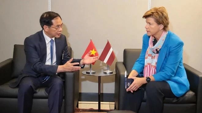 Phó Thủ tướng, Bộ trưởng Bộ Ngoại giao Bùi Thanh Sơn đã tiếp Bộ trưởng Ngoại giao Latvia Baiba Braze. (Nguồn: TTXVN) Phó Thủ tướng, Bộ trưởng Bộ Ngoại giao Bùi Thanh Sơn đã tiếp Bộ trưởng Ngoại giao Latvia Baiba Braze. (Nguồn: TTXVN)