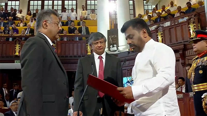 Sri Lanka: Thủ tướng từ chức, tân Tổng thống tuyên thệ, đặt nhiệm vụ chính là tạo ra 'nền văn hóa chính trị mới'. (Nguồn: Onlanka) Sri Lanka: Thủ tướng từ chức, tân Tổng thống tuyên thệ, đặt nhiệm vụ chính là tạo ra 'nền văn hóa chính trị mới'. (Nguồn: Onlanka)
