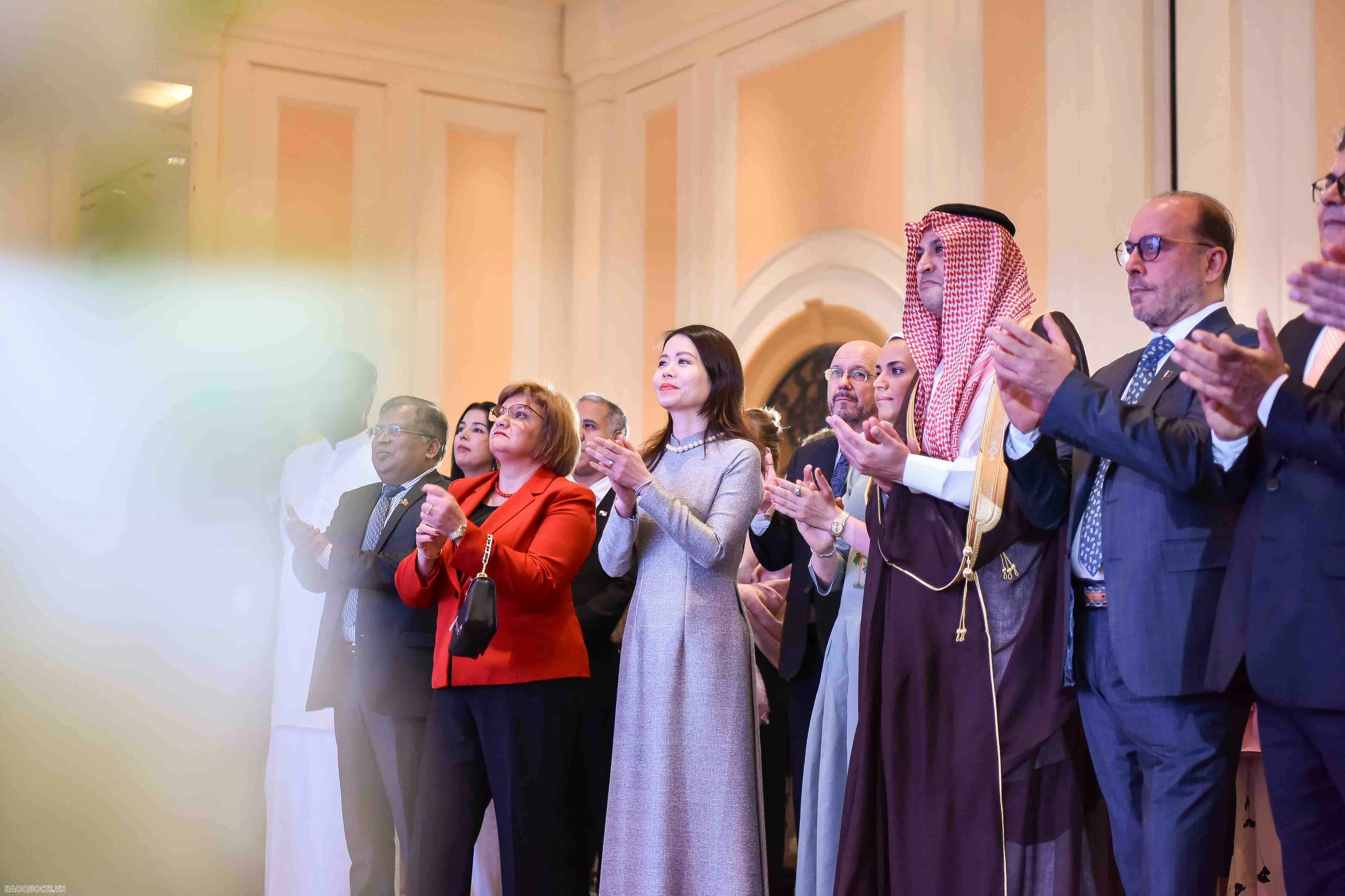 Lễ kỷ niệm lần thứ 94 ngày Quốc khánh Vương quốc Saudi Arabia và Lễ kỷ niệm 25 năm ngày thiết lập quan hệ ngoại giao Việt Nam-Saudi Arabia. Lễ kỷ niệm lần thứ 94 ngày Quốc khánh Vương quốc Saudi Arabia và Lễ kỷ niệm 25 năm ngày thiết lập quan hệ ngoại giao Việt Nam-Saudi Arabia.