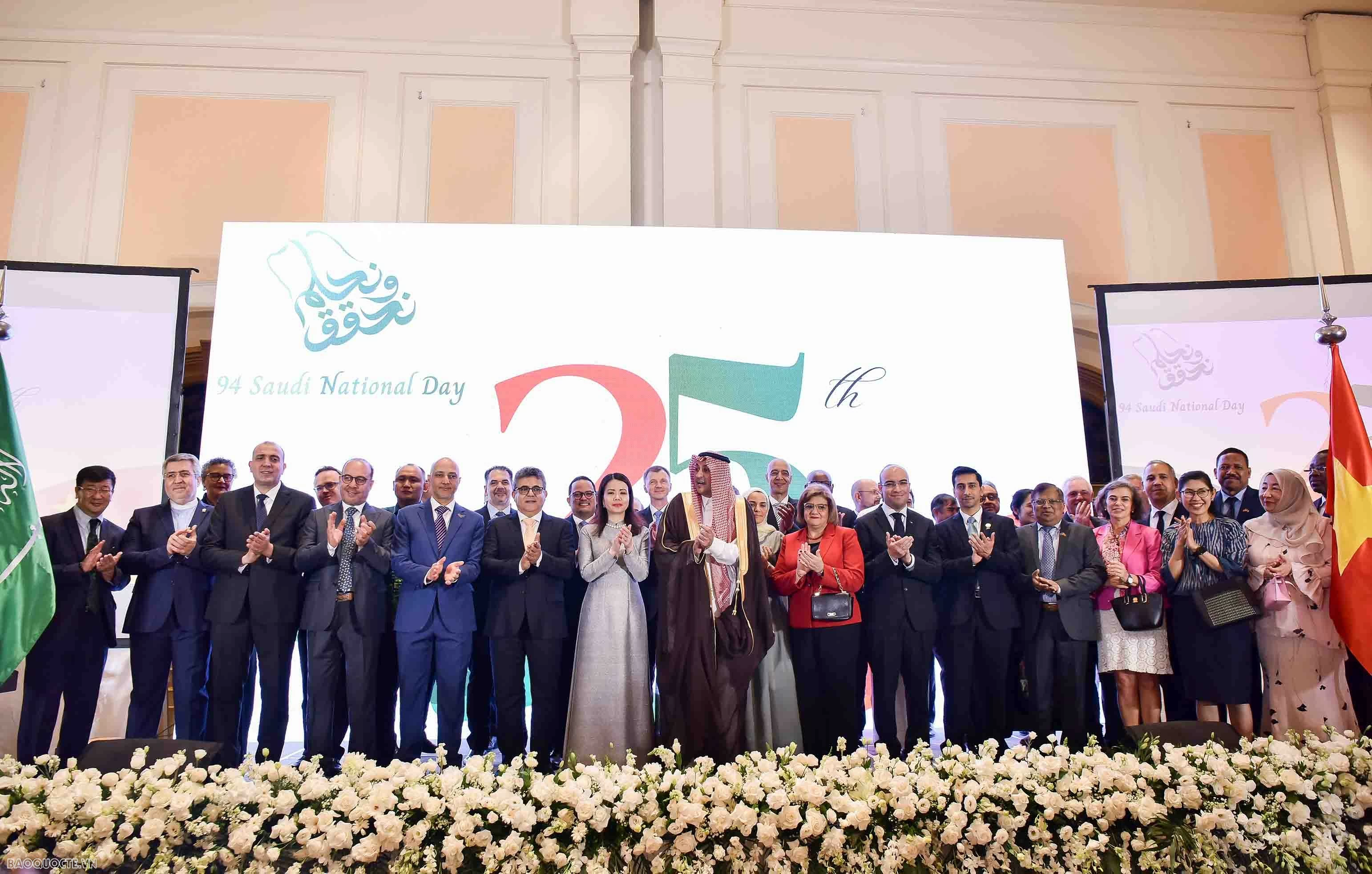Lễ kỷ niệm lần thứ 94 ngày Quốc khánh Vương quốc Saudi Arabia và Lễ kỷ niệm 25 năm ngày thiết lập quan hệ ngoại giao Việt Nam-Saudi Arabia. Lễ kỷ niệm lần thứ 94 ngày Quốc khánh Vương quốc Saudi Arabia và Lễ kỷ niệm 25 năm ngày thiết lập quan hệ ngoại giao Việt Nam-Saudi Arabia.
