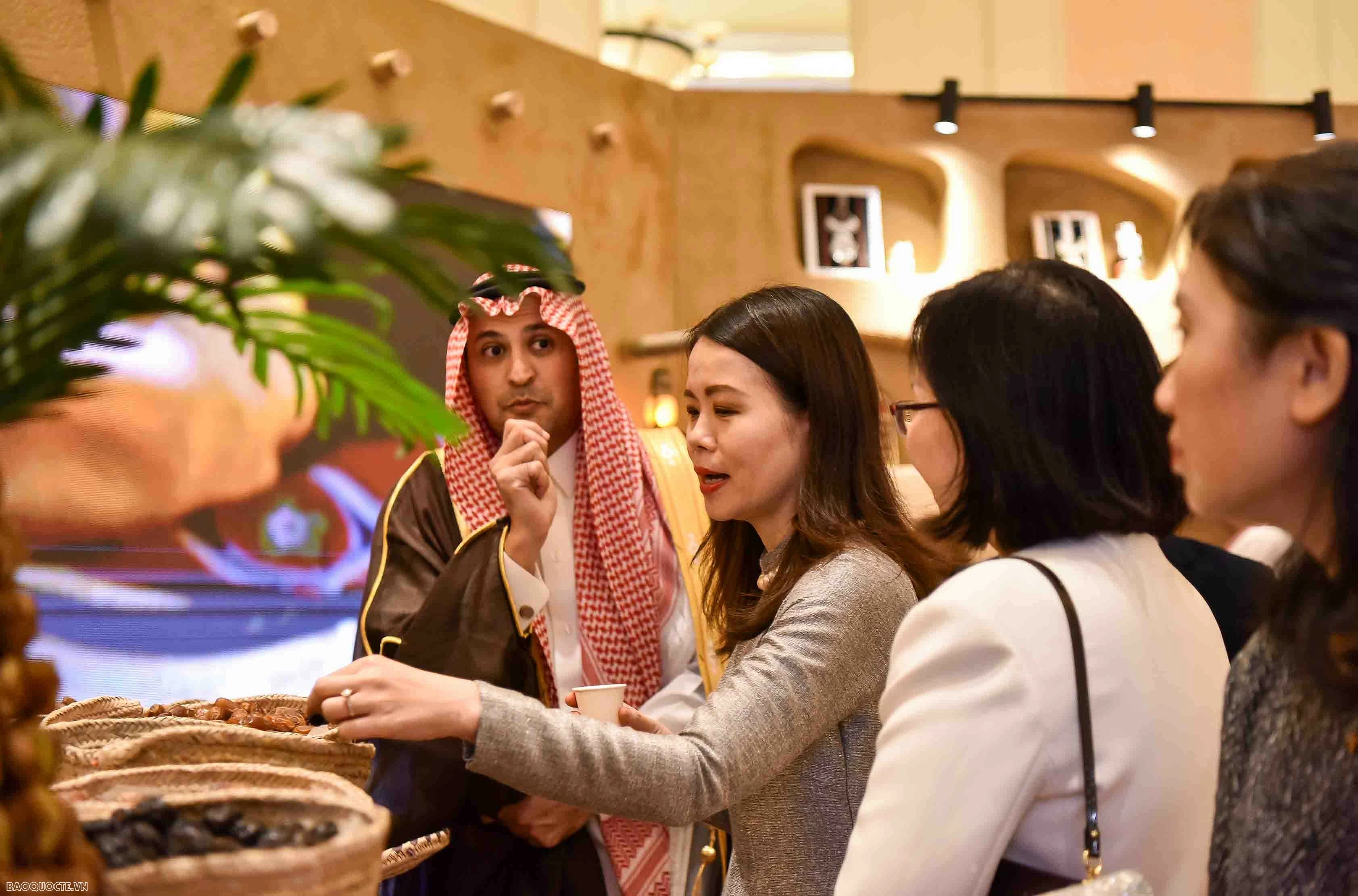 Lễ kỷ niệm lần thứ 94 ngày Quốc khánh Vương quốc Saudi Arabia và Lễ kỷ niệm 25 năm ngày thiết lập quan hệ ngoại giao Việt Nam-Saudi Arabia. Lễ kỷ niệm lần thứ 94 ngày Quốc khánh Vương quốc Saudi Arabia và Lễ kỷ niệm 25 năm ngày thiết lập quan hệ ngoại giao Việt Nam-Saudi Arabia.