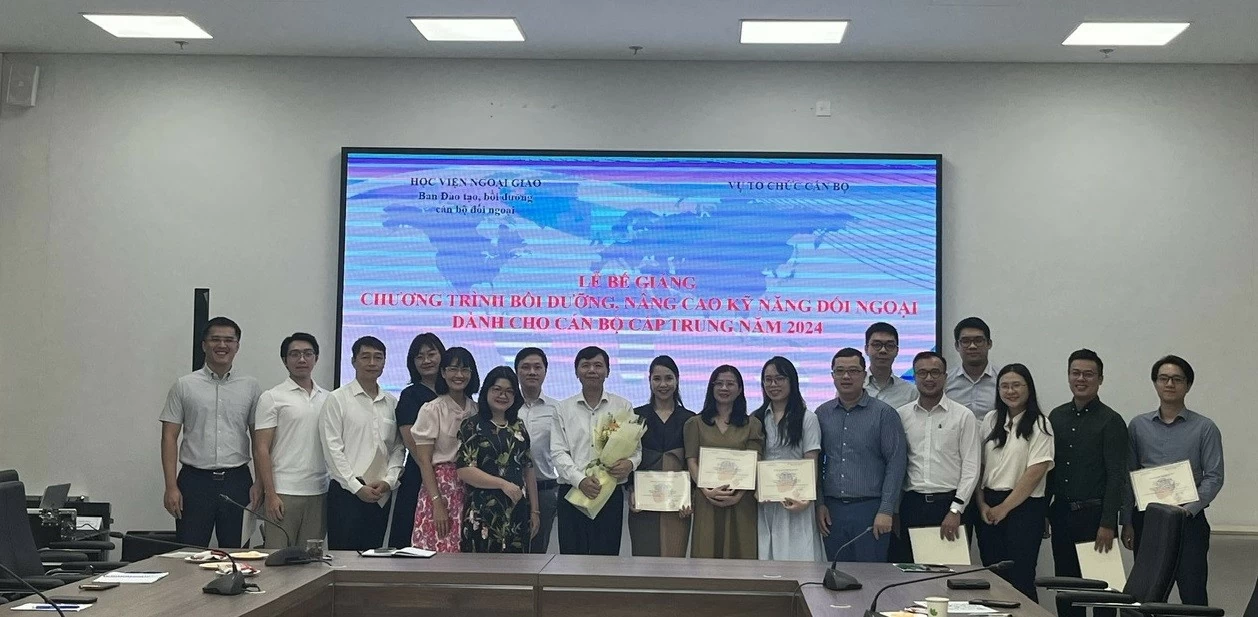 Bế giảng Chương trình bồi dưỡng nâng cao kỹ năng đối ngoại cho cán bộ cấp trung năm 2024 của Bộ Ngoại giao Bế giảng Chương trình bồi dưỡng nâng cao kỹ năng đối ngoại cho cán bộ cấp trung năm 2024 của Bộ Ngoại giao