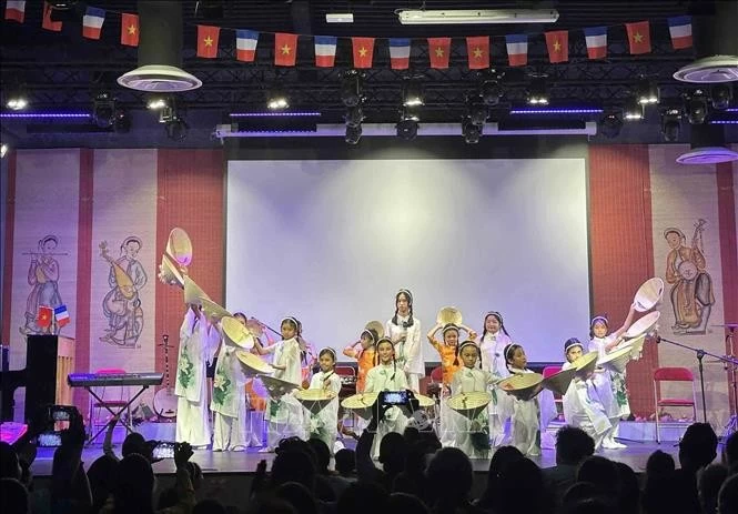 Chuỗi hoạt động văn hóa ý nghĩa nhân dịp Tết Trung thu tại Pháp Chuỗi hoạt động văn hóa ý nghĩa nhân dịp Tết Trung thu tại Pháp và Anh