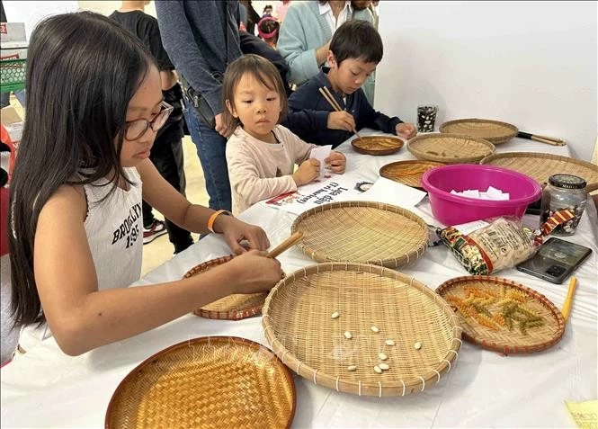 Chuỗi hoạt động văn hóa ý nghĩa nhân dịp Tết Trung thu tại Pháp Chuỗi hoạt động văn hóa ý nghĩa nhân dịp Tết Trung thu tại Pháp và Anh