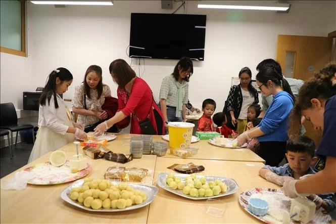 Chuỗi hoạt động văn hóa ý nghĩa nhân dịp Tết Trung thu tại Pháp Chuỗi hoạt động văn hóa ý nghĩa nhân dịp Tết Trung thu tại Pháp