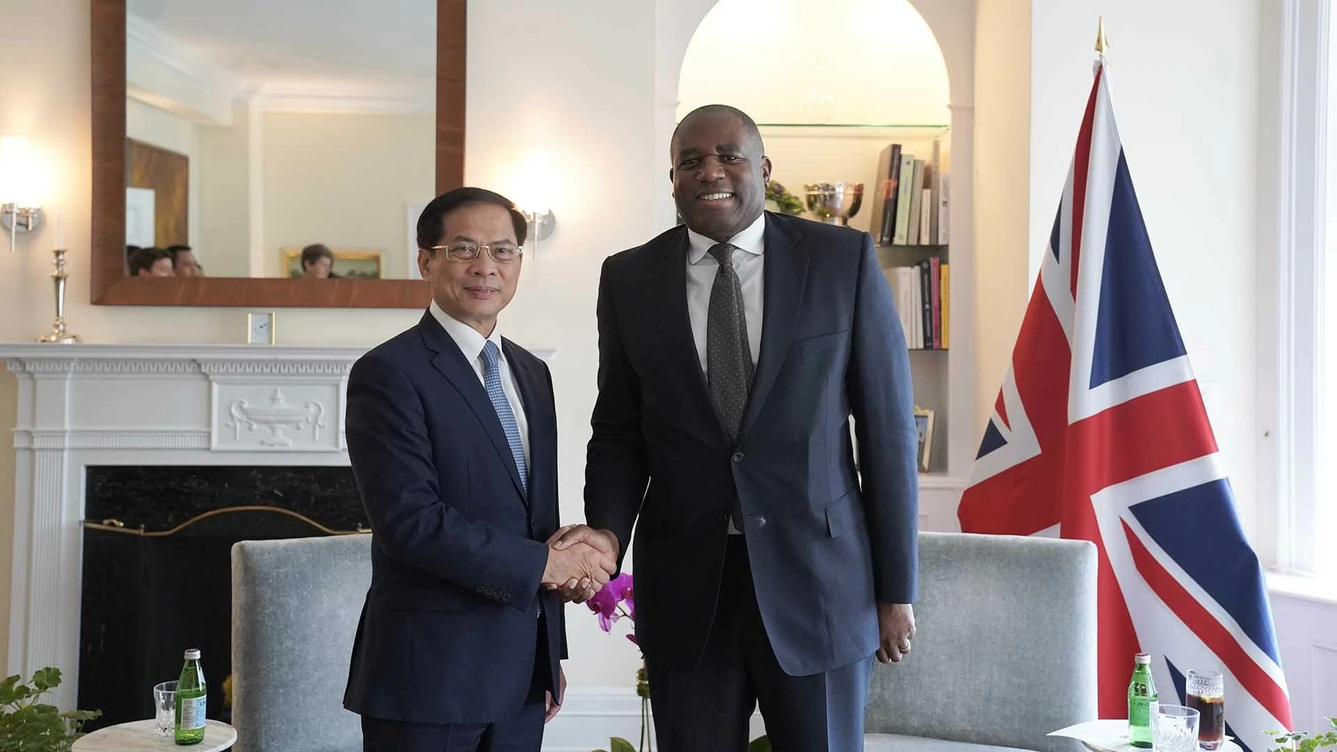 Phó Thủ tướng, Bộ trưởng Ngoại giao Bùi Thanh Sơn tiếp xúc song phương Phó Thủ tướng, Bộ trưởng Ngoại giao Bùi Thanh Sơn tiếp xúc song phương