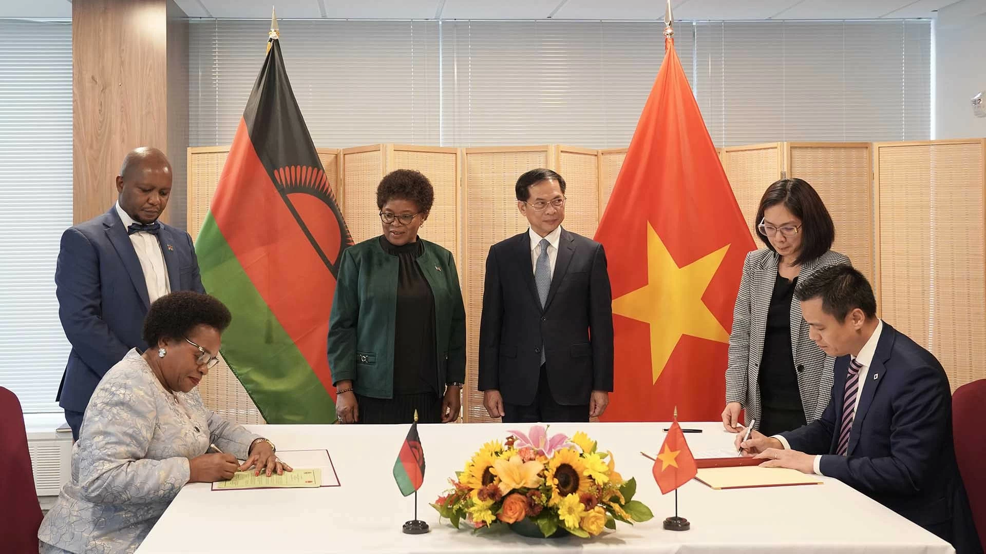 Phó Thủ tướng, Bộ trưởng Ngoại giao Bùi Thanh Sơn chứng kiến Lễ ký thông cáo chung thiết lập quan hệ ngoại giao Việt Nam-Malawi Phó Thủ tướng, Bộ trưởng Ngoại giao Bùi Thanh Sơn chứng kiến Lễ ký thông cáo chung thiết lập quan hệ ngoại giao Việt Nam-Malawi