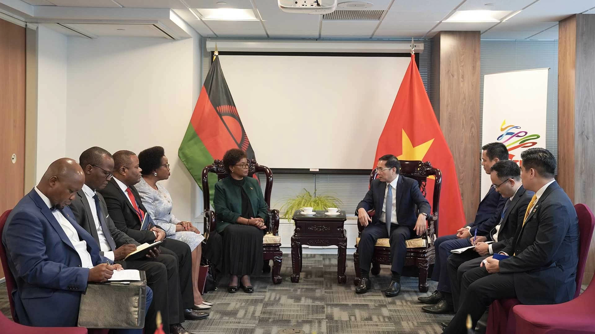 Phó Thủ tướng, Bộ trưởng Ngoại giao Bùi Thanh Sơn chứng kiến Lễ ký thông cáo chung thiết lập quan hệ ngoại giao Việt Nam-Malawi Phó Thủ tướng, Bộ trưởng Ngoại giao Bùi Thanh Sơn chứng kiến Lễ ký thông cáo chung thiết lập quan hệ ngoại giao Việt Nam-Malawi