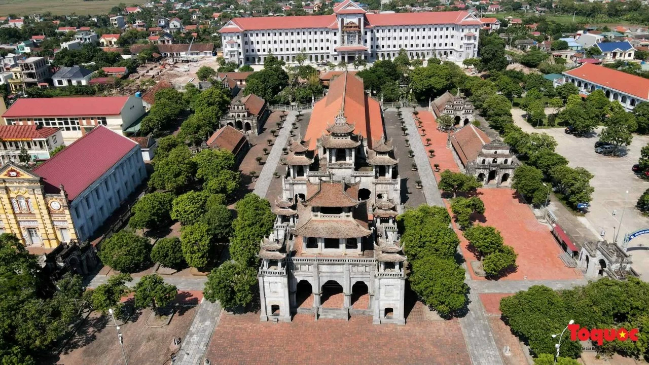 Quần thể nhà thờ Phát Diệm gồm nhà thờ lớn và 5 nhà thờ nhỏ (trong đó có một nhà thờ được xây dựng hoàn toàn bằng đá tự nhiên, được gọi là nhà thờ đá); phương đình (tháp chuông); ao hồ và 3 hang đá nhân tạo. (Nguồn: Tổ quốc) Quần thể nhà thờ Phát Diệm gồm nhà thờ lớn và 5 nhà thờ nhỏ (trong đó có một nhà thờ được xây dựng hoàn toàn bằng đá tự nhiên, được gọi là nhà thờ đá); phương đình (tháp chuông); ao hồ và 3 hang đá nhân tạo. (Nguồn: Tổ quốc)