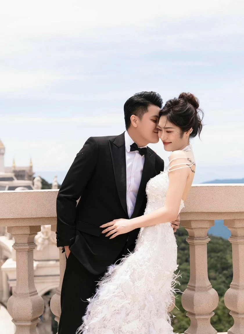 Những ngày qua, Trần Việt Hương liên tục hé lộ những bức hình trong album ảnh cưới của cô và ông xã Vương Anh. Trong concept hiện đại chụp tại Đà Nẵng, hot girl của CLB bóng chuyền Binh chủng Thông tin diện váy đính lông vũ cổ yếm màu trắng, chú rể Vương Anh lịch lãm với bộ vest đen. Những ngày qua, Trần Việt Hương liên tục hé lộ những bức hình trong album ảnh cưới của cô và ông xã Vương Anh. Trong concept hiện đại chụp tại Đà Nẵng, hot girl của CLB bóng chuyền Binh chủng Thông tin diện váy đính lông vũ cổ yếm màu trắng, chú rể Vương Anh lịch lãm với bộ vest đen.