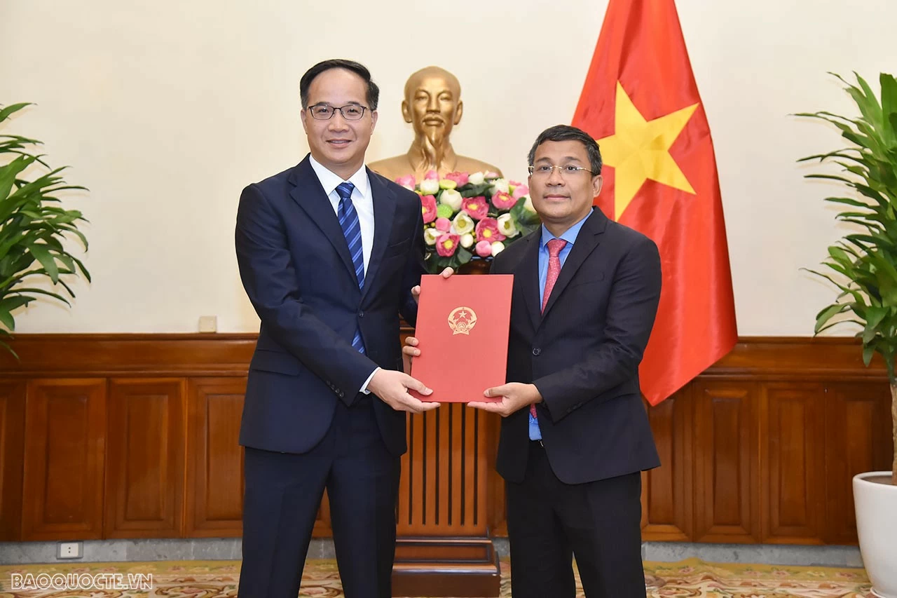 Tại buổi lễ, Thứ trưởng Thường trực Ngoại giao Nguyễn Minh Vũ trao quyết định bổ nhiệm ông Trần Trọng Thủy, Phó Vụ trưởng phụ trách Vụ Biển, Ủy ban Biên giới quốc gia, giữ chức Vụ trưởng Vụ Biển, Ủy ban Biên giới quốc gia. Tại buổi lễ, Thứ trưởng Thường trực Ngoại giao Nguyễn Minh Vũ trao quyết định bổ nhiệm ông Trần Trọng Thủy, Phó Vụ trưởng phụ trách Vụ Biển, Ủy ban Biên giới quốc gia, giữ chức Vụ trưởng Vụ Biển, Ủy ban Biên giới quốc gia.