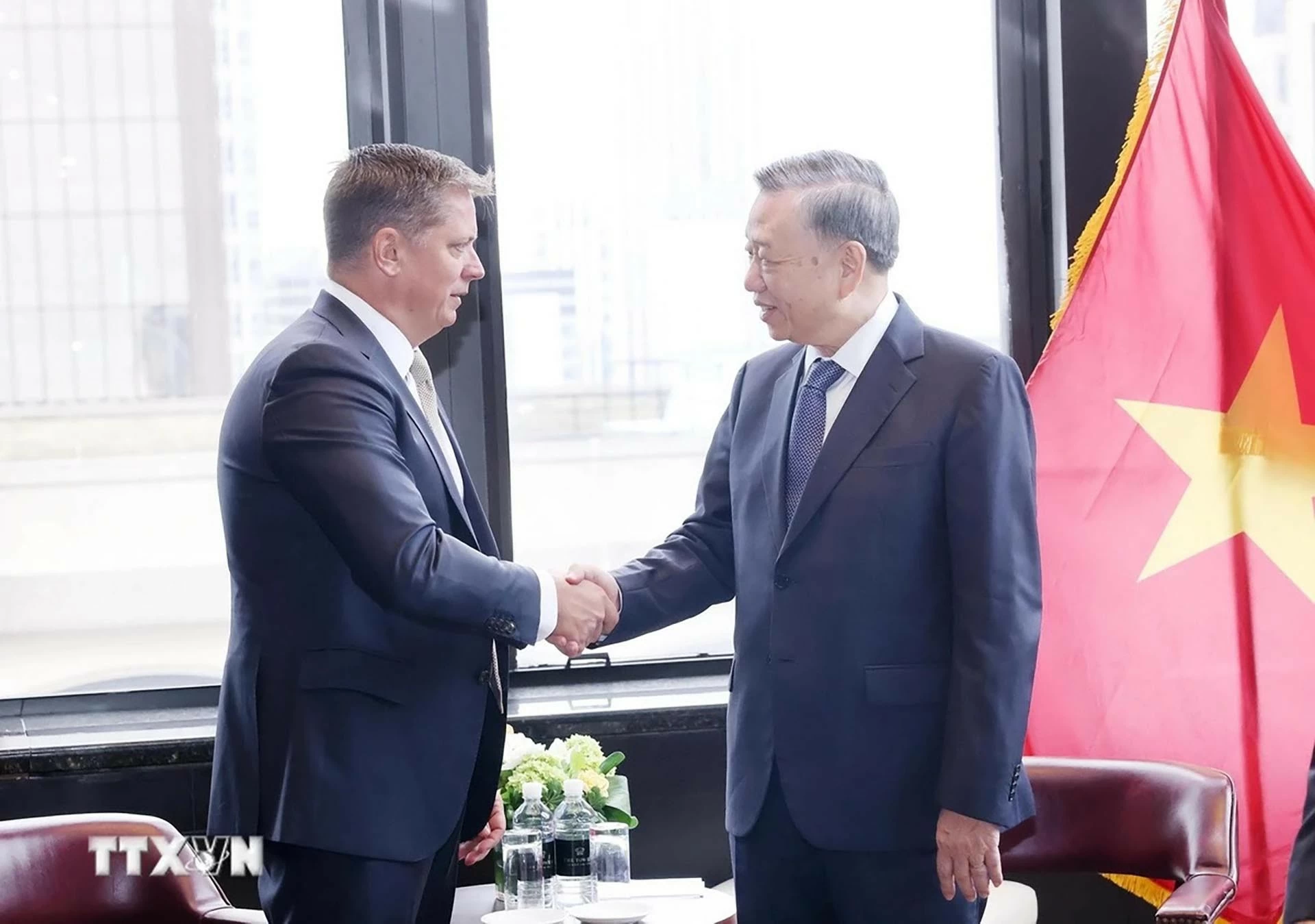 Tổng Bí thư, Chủ tịch nước Tô Lâm tiếp ông Tim Hughes, Phó Chủ tịch cấp cao của Tập đoàn SpaceX (Hoa Kỳ). (Nguồn: TTXVN) Tổng Bí thư, Chủ tịch nước Tô Lâm tiếp ông Tim Hughes, Phó Chủ tịch cấp cao của Tập đoàn SpaceX (Hoa Kỳ). (Nguồn: TTXVN)