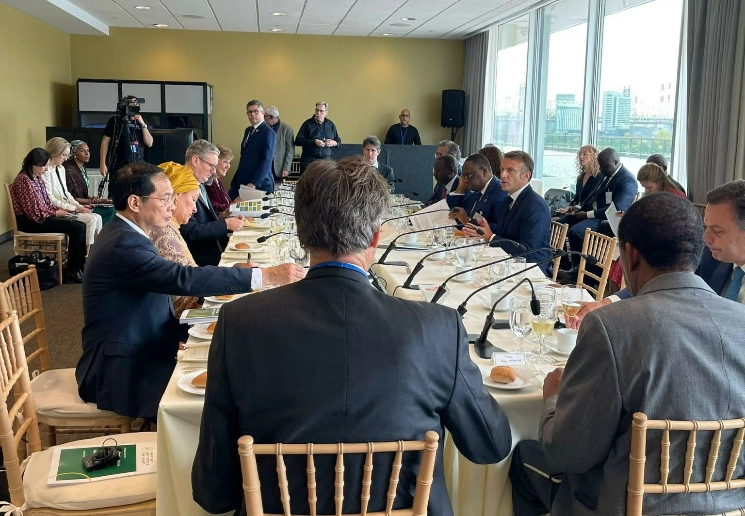 Phó Thủ tướng, Bộ trưởng Ngoại giao Bùi Thanh Sơn đã tham dự buổi làm việc giữa các nhà lãnh đạo về Đồng thuận 4P. Phó Thủ tướng, Bộ trưởng Ngoại giao Bùi Thanh Sơn đã tham dự buổi làm việc giữa các nhà lãnh đạo về Đồng thuận 4P.