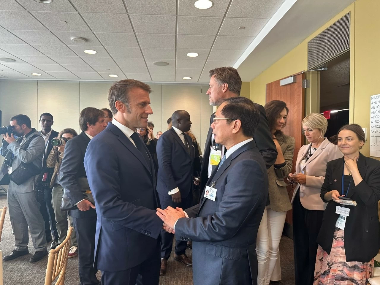 Phó Thủ tướng, Bộ trưởng Ngoại giao Bùi Thanh Sơn làm việc với các nhà lãnh đạo về Đồng thuận Paris vì con người và hành tinh Phó Thủ tướng, Bộ trưởng Ngoại giao Bùi Thanh Sơn làm việc với các nhà lãnh đạo về Đồng thuận Paris vì con người và hành tinh