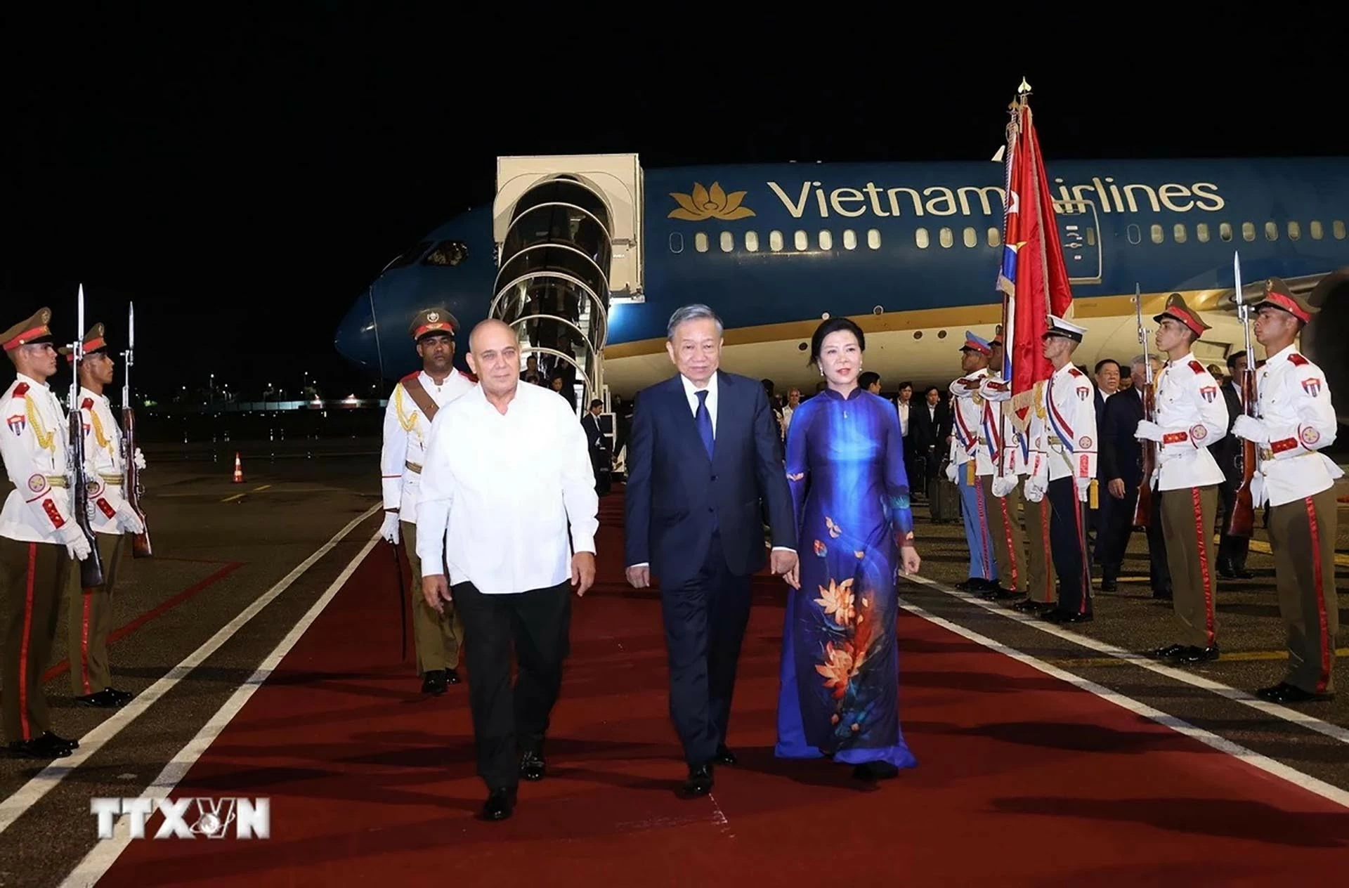 Ủy viên Bộ Chính trị, Thường trực Ban Bí thư Đảng Cộng sản Cuba Roberto Morales Ojeda đón Tổng Bí thư, Chủ tịch nước Tô Lâm và Phu nhân tại sân bay quốc tế José Martí, thủ đô La Habana. (Nguồn: TTXVN) Ủy viên Bộ Chính trị, Thường trực Ban Bí thư Đảng Cộng sản Cuba Roberto Morales Ojeda đón Tổng Bí thư, Chủ tịch nước Tô Lâm và Phu nhân tại sân bay quốc tế José Martí, thủ đô La Habana. (Nguồn: TTXVN)