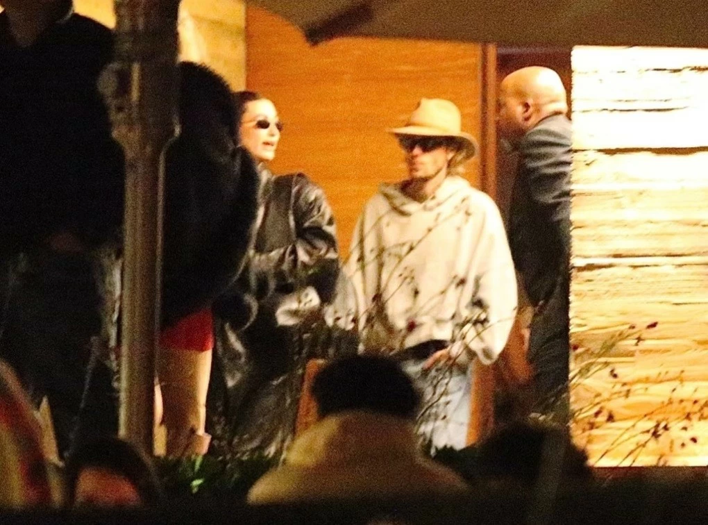 Justin Bieber và người mẫu Hailey Bieber được trông thấy rời nhà hàng Nobu hôm thứ Hai (ngày 23/9). Con trai mới sinh của cặp sao, Jack Blues Bieber, không có mặt trong buổi đi ăn sushi của cặp sao ở thành phố biển Malibu. Justin Bieber và người mẫu Hailey Bieber được trông thấy rời nhà hàng Nobu hôm thứ Hai (ngày 23/9). Con trai mới sinh của cặp sao, Jack Blues Bieber, không có mặt trong buổi đi ăn sushi của cặp sao ở thành phố biển Malibu.