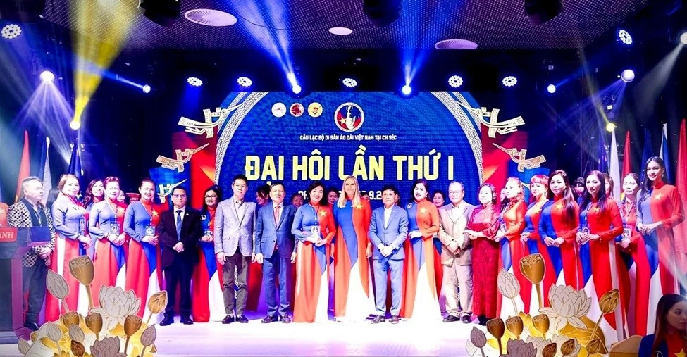 Di sản Áo dài Việt Nam: Giá trị văn hóa kết nối hai dân tộc Việt - Czech Di sản Áo dài Việt Nam: Giá trị văn hóa kết nối hai dân tộc Việt - Czech