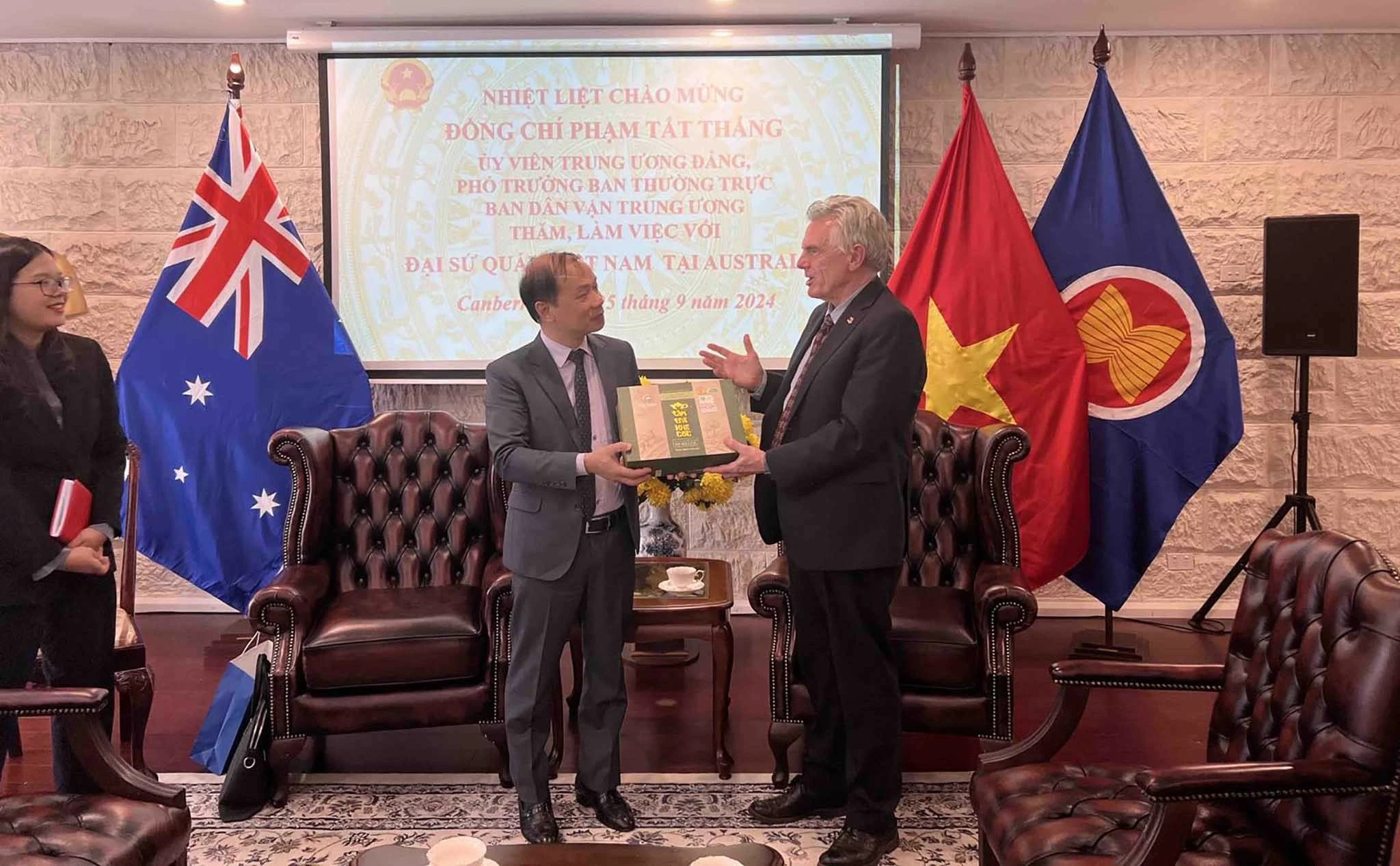 Đoàn công tác của Ban Dân vận Trung ương thăm và làm việc tại Australia Đoàn công tác của Ban Dân vận Trung ương thăm và làm việc tại Australia