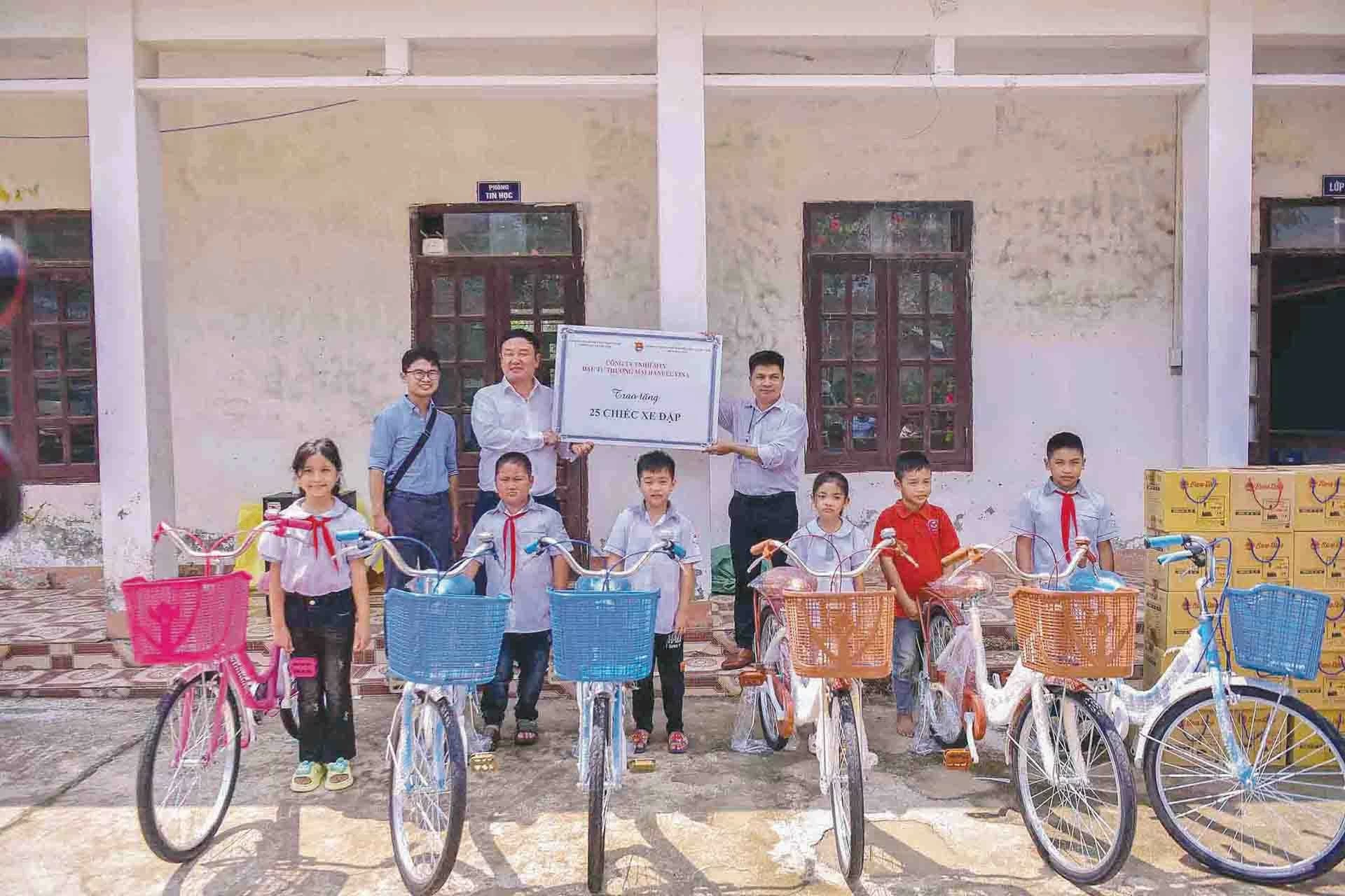 Đại diện doanh nghiệp Hàn Quốc tài trợ 25 chiếc xe đạp cho trường Tiểu học An Lạc. (Ảnh: Nguyễn Hồng) Đại diện doanh nghiệp Hàn Quốc tài trợ 25 chiếc xe đạp cho trường Tiểu học An Lạc. (Ảnh: Nguyễn Hồng)