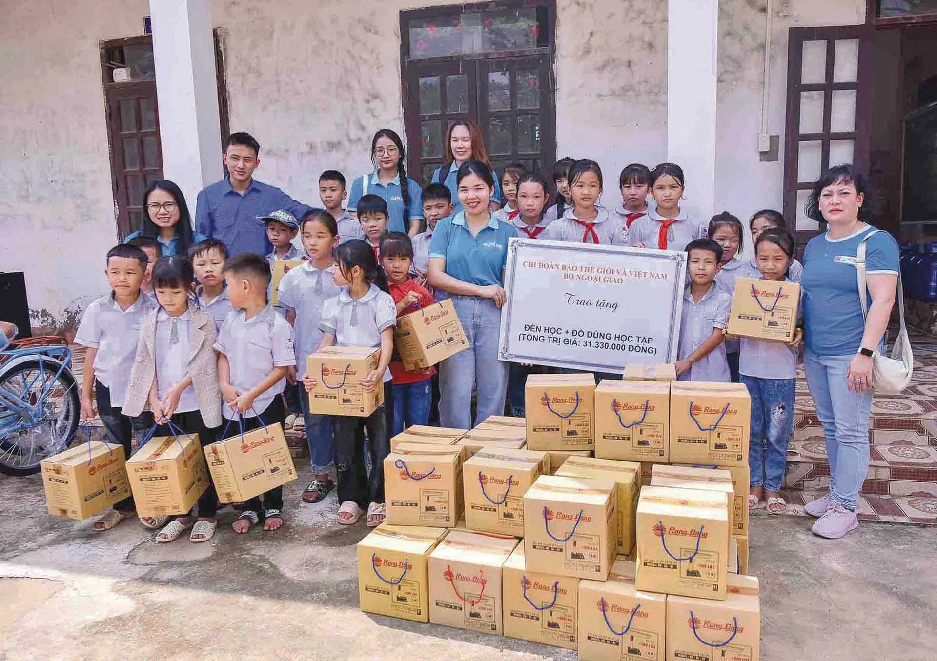 Chi đoàn Báo Thế giới và Việt Nam trao quà cho các em. (Ảnh: Phương Lan) Chi đoàn Báo Thế giới và Việt Nam trao quà cho các em. (Ảnh: Phương Lan)
