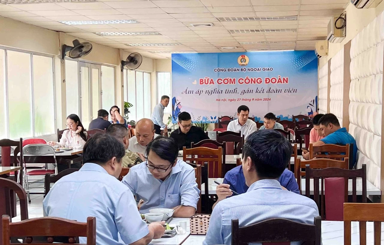 Tại trụ sở số 1 Tôn Thất Đàm, đông đảo đoàn viên đến tham gia bữa cơm ý nghĩa. (Ảnh: Minh Hiền) Tại trụ sở số 1 Tôn Thất Đàm, đông đảo đoàn viên đến tham gia bữa cơm ý nghĩa. (Ảnh: Minh Hiền)