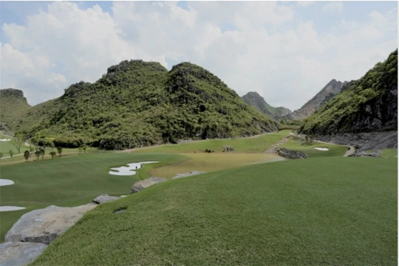 Hố golf tại sân Legend Valley Country Club. Hố golf tại sân Legend Valley Country Club.