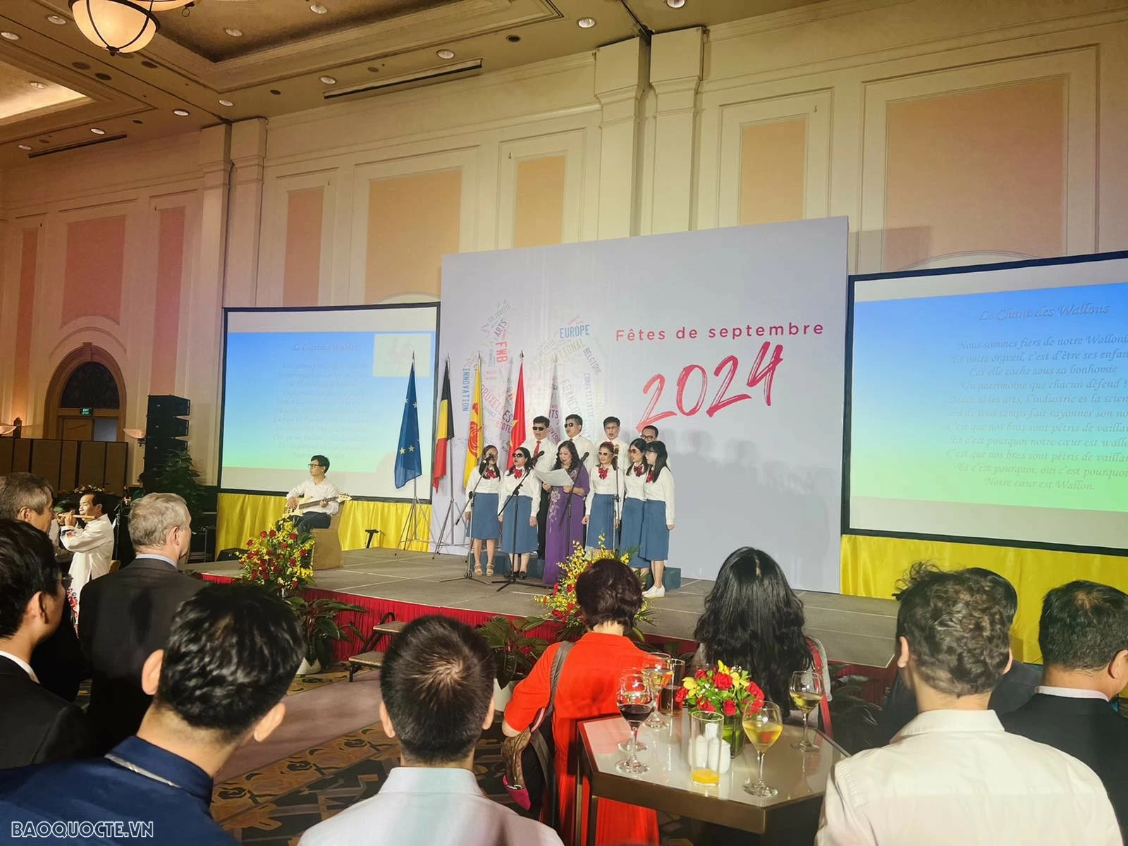 tiết mục đặc biệt do các nghệ sĩ đến từ Nhà May mắn tại thành phố Hồ Chí Minh biểu diễn. tiết mục đặc biệt do các nghệ sĩ đến từ Nhà May mắn tại thành phố Hồ Chí Minh biểu diễn.