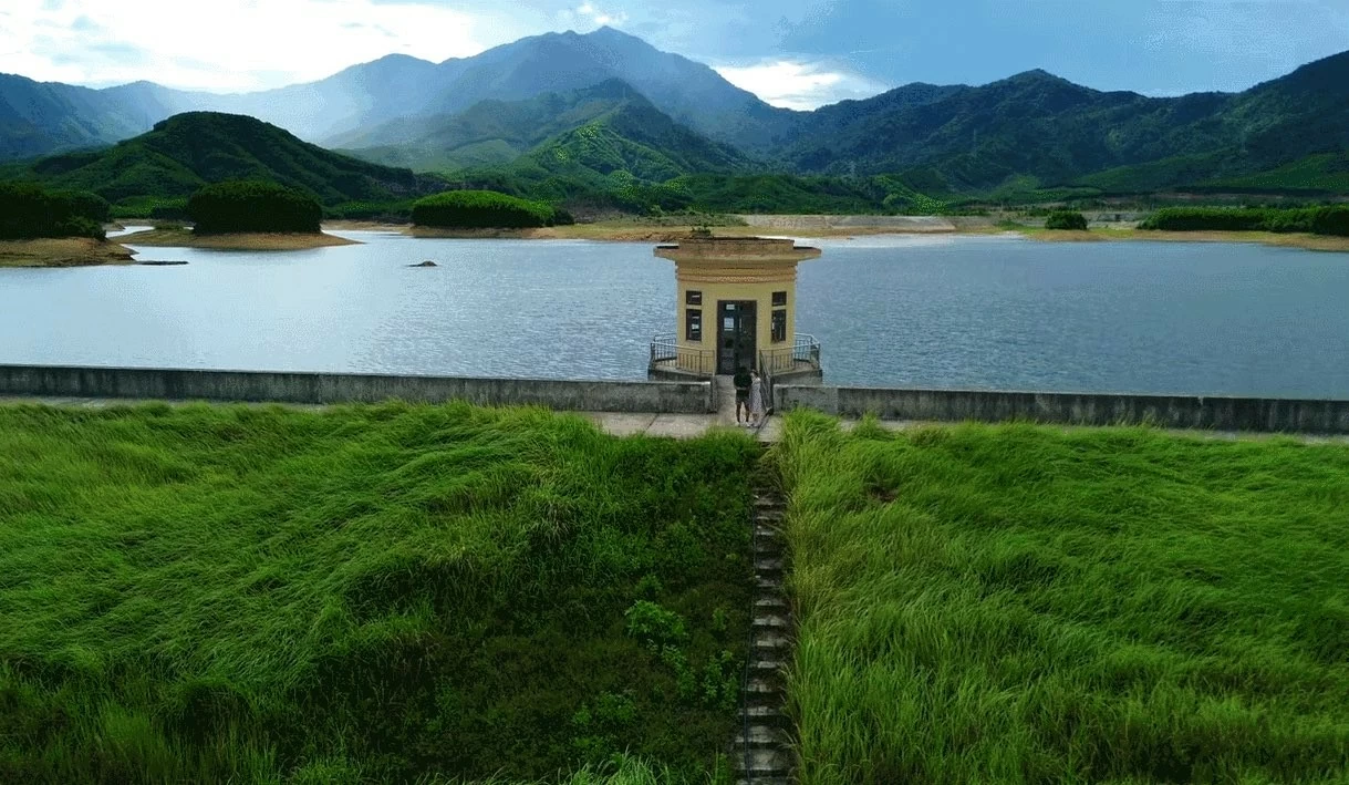 Khám phá ‘vịnh Hạ Long thu nhỏ’ ở Đà Nẵng - Lòng hồ Hoà Trung. (Ảnh: Tuân Cuồng Chân) Khám phá ‘vịnh Hạ Long thu nhỏ’ ở Đà Nẵng - Lòng hồ Hoà Trung. (Ảnh: Tuân Cuồng Chân)