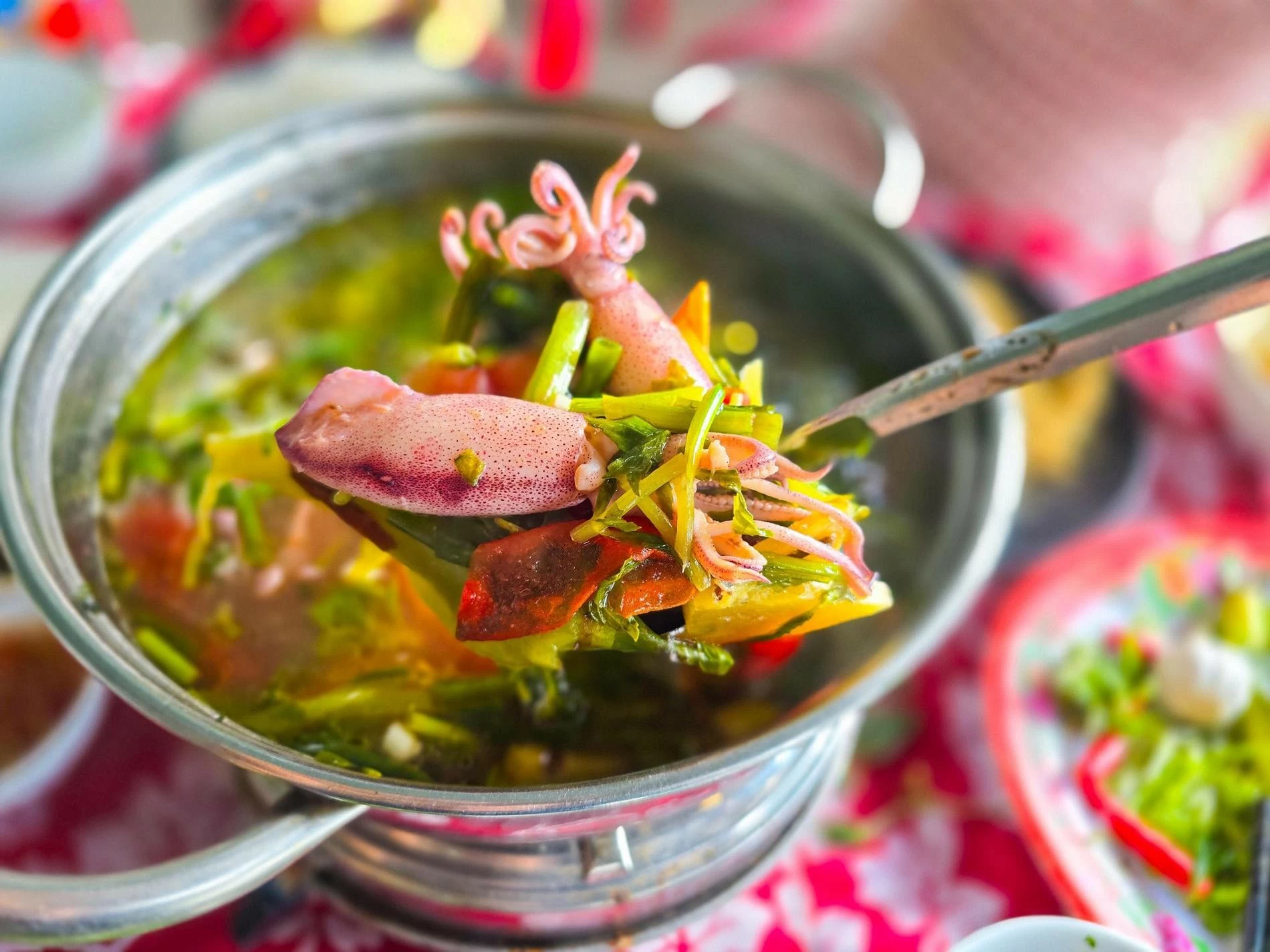 Khám phá ‘vịnh Hạ Long thu nhỏ’ ở Đà Nẵng - Lòng hồ Hoà Trung. (Ảnh: Tuân Cuồng Chân) Khám phá ‘vịnh Hạ Long thu nhỏ’ ở Đà Nẵng - Lòng hồ Hoà Trung. (Ảnh: Tuân Cuồng Chân)