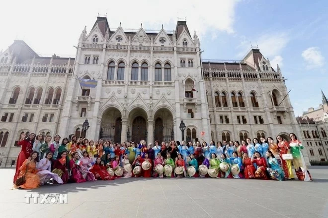 Ra mắt Câu lạc bộ Di sản Áo dài Việt Nam tại châu Âu Ra mắt Câu lạc bộ Di sản Áo dài Việt Nam tại châu Âu