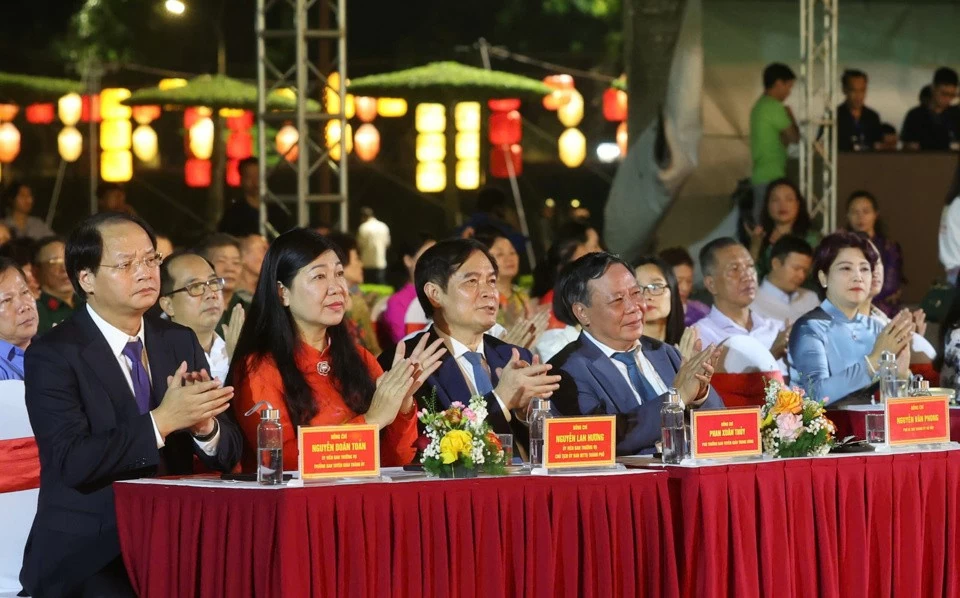 Trao giải báo chí về Phát triển văn hóa và xây dựng người Hà Nội thanh lịch, văn minh lần thứ VII Trao giải báo chí về Phát triển văn hóa và xây dựng người Hà Nội thanh lịch, văn minh lần thứ VII