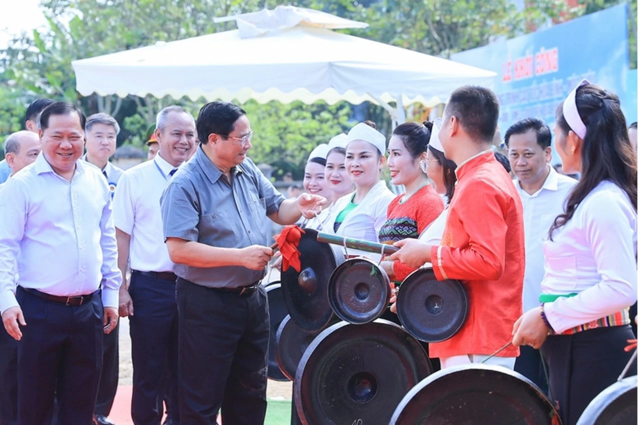 Thủ tướng Phạm Minh Chính dự lễ khởi công tuyến cao tốc Hoà Bình - Mộc Châu (đoạn từ Km19 đến Km53 trên địa bàn tỉnh Hòa Bình) - Ảnh: VGP/Nhật Bắc Thủ tướng Phạm Minh Chính dự lễ khởi công tuyến cao tốc Hoà Bình - Mộc Châu (đoạn từ Km19 đến Km53 trên địa bàn tỉnh Hòa Bình) - Ảnh: VGP/Nhật Bắc