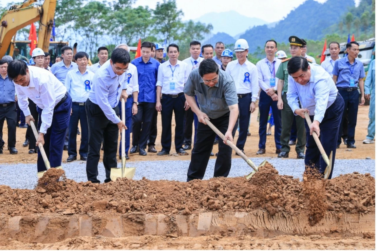 Thủ tướng thực hiện nghi thức khởi công dự án. (Nguồn: VGP) Thủ tướng thực hiện nghi thức khởi công dự án. (Nguồn: VGP)