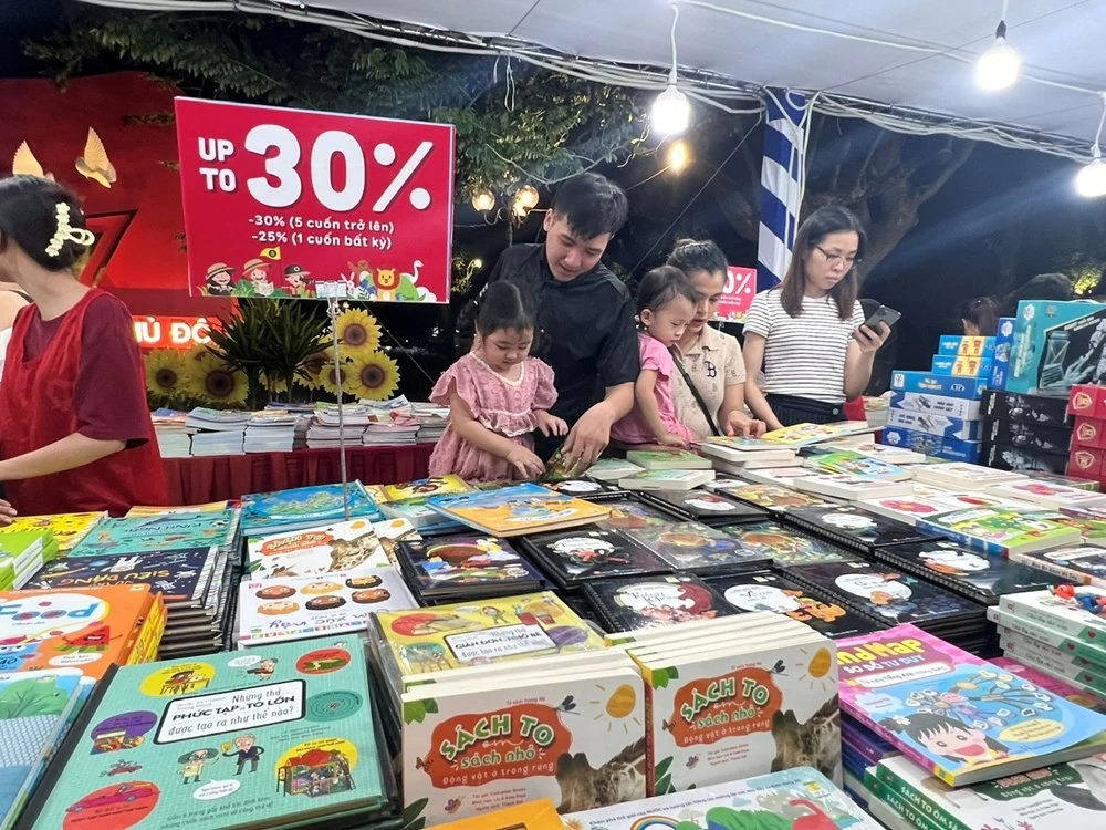 Hội Sách Hà Nội năm 2024: Tặng quà cho thư viện, trường học tại các huyện ngoại thành bị ảnh hưởng bởi bão số 3 Hội Sách Hà Nội năm 2024 tặng quà cho thư viện, trường học tại các huyện ngoại thành bị ảnh hưởng bởi bão số 3