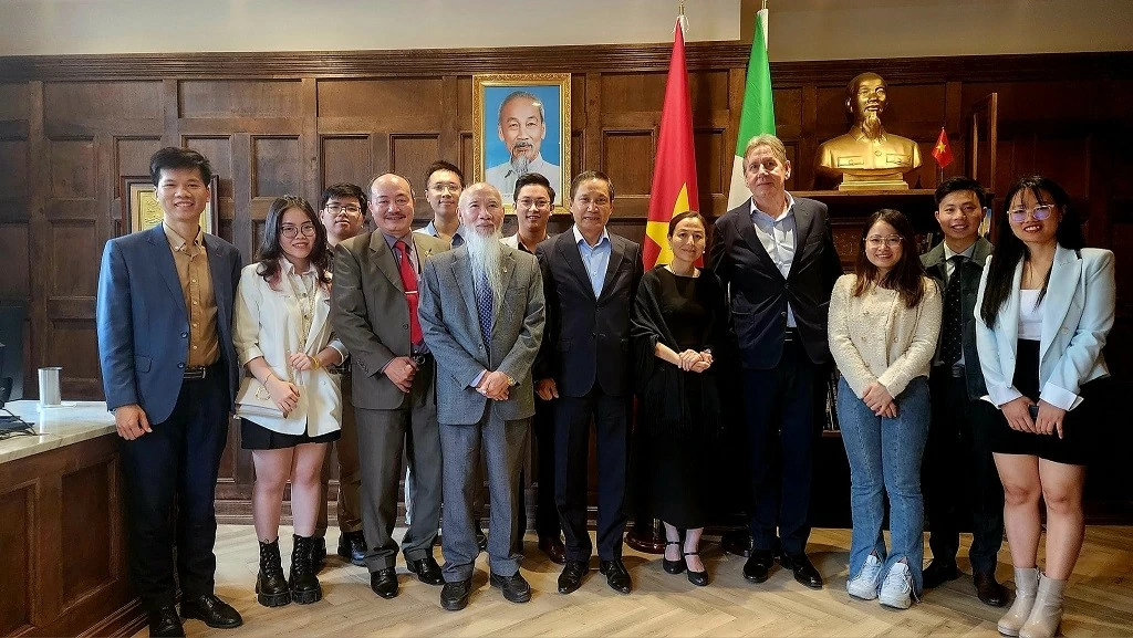 Đại sứ Đỗ Minh Hùng: Nhiều kỳ vọng về chuyến thăm đầu tiên của Nguyên thủ Việt Nam tới Ireland Đại sứ Đỗ Minh Hùng: Nhiều kỳ vọng về chuyến thăm đầu tiên của Nguyên thủ Việt Nam tới Ireland