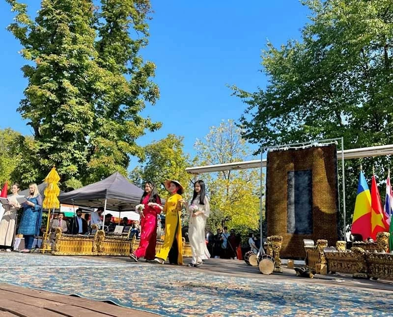 Đại sứ quán Việt Nam tham gia Lễ hội văn hóa châu Á tại Bucharest Đại sứ quán Việt Nam tham gia Lễ hội văn hóa châu Á tại Bucharest