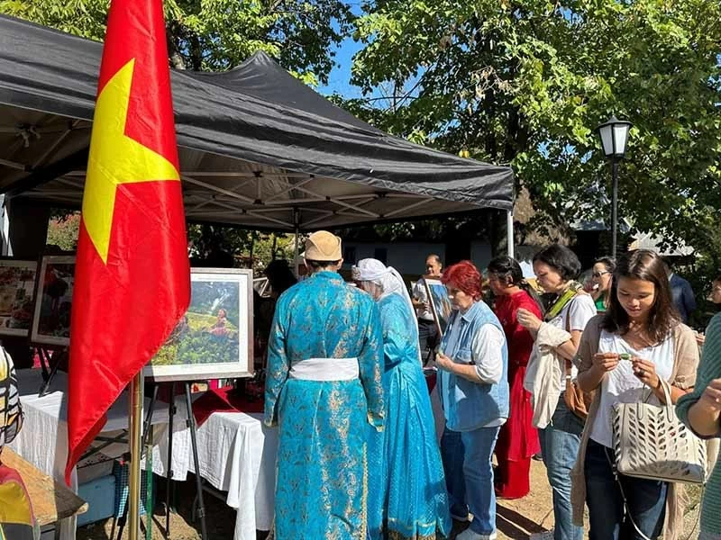 Đại sứ quán Việt Nam tham gia Lễ hội văn hóa châu Á tại Bucharest Đại sứ quán Việt Nam tham gia Lễ hội văn hóa châu Á tại Bucharest