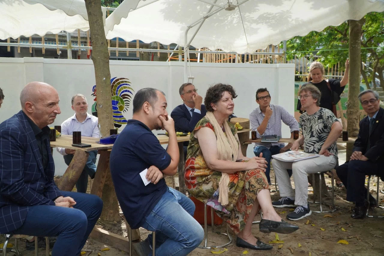 Nghệ sĩ Pháp, Đức và Việt Nam cùng nhau tái chế rác thành tác phẩm nghệ thuật Nghệ sĩ Pháp, Đức và Việt Nam cùng nhau tái chế rác thành tác phẩm nghệ thuật