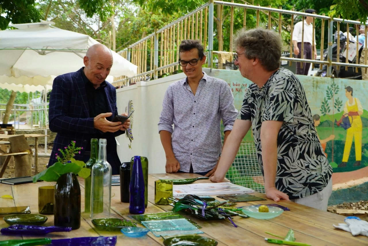 Nghệ sĩ Pháp, Đức và Việt Nam cùng nhau tái chế rác thành tác phẩm nghệ thuật Nghệ sĩ Pháp, Đức và Việt Nam cùng nhau tái chế rác thành tác phẩm nghệ thuật