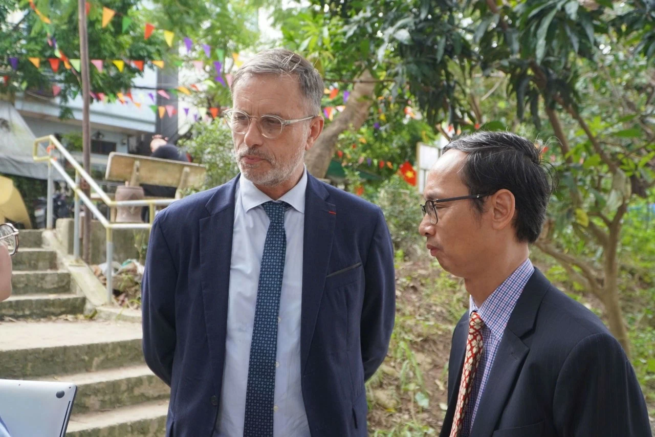 Nghệ sĩ Pháp, Đức và Việt Nam cùng nhau tái chế rác thành tác phẩm nghệ thuật Nghệ sĩ Pháp, Đức và Việt Nam cùng nhau tái chế rác thành tác phẩm nghệ thuật