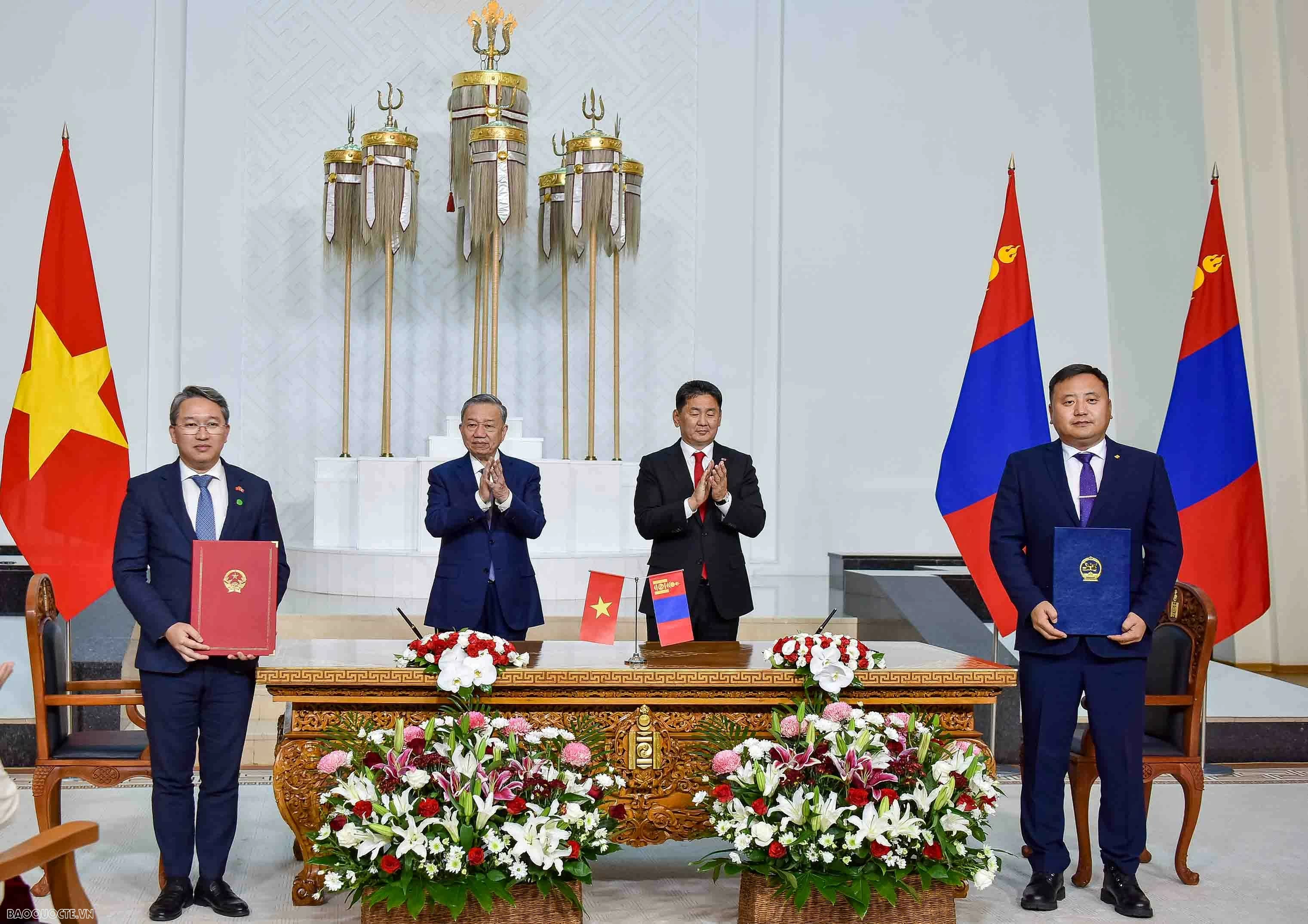 Việt Nam và Mông Cổ ký kết nhiều văn kiện hợp tác Việt Nam và Mông Cổ ký kết nhiều văn kiện hợp tác