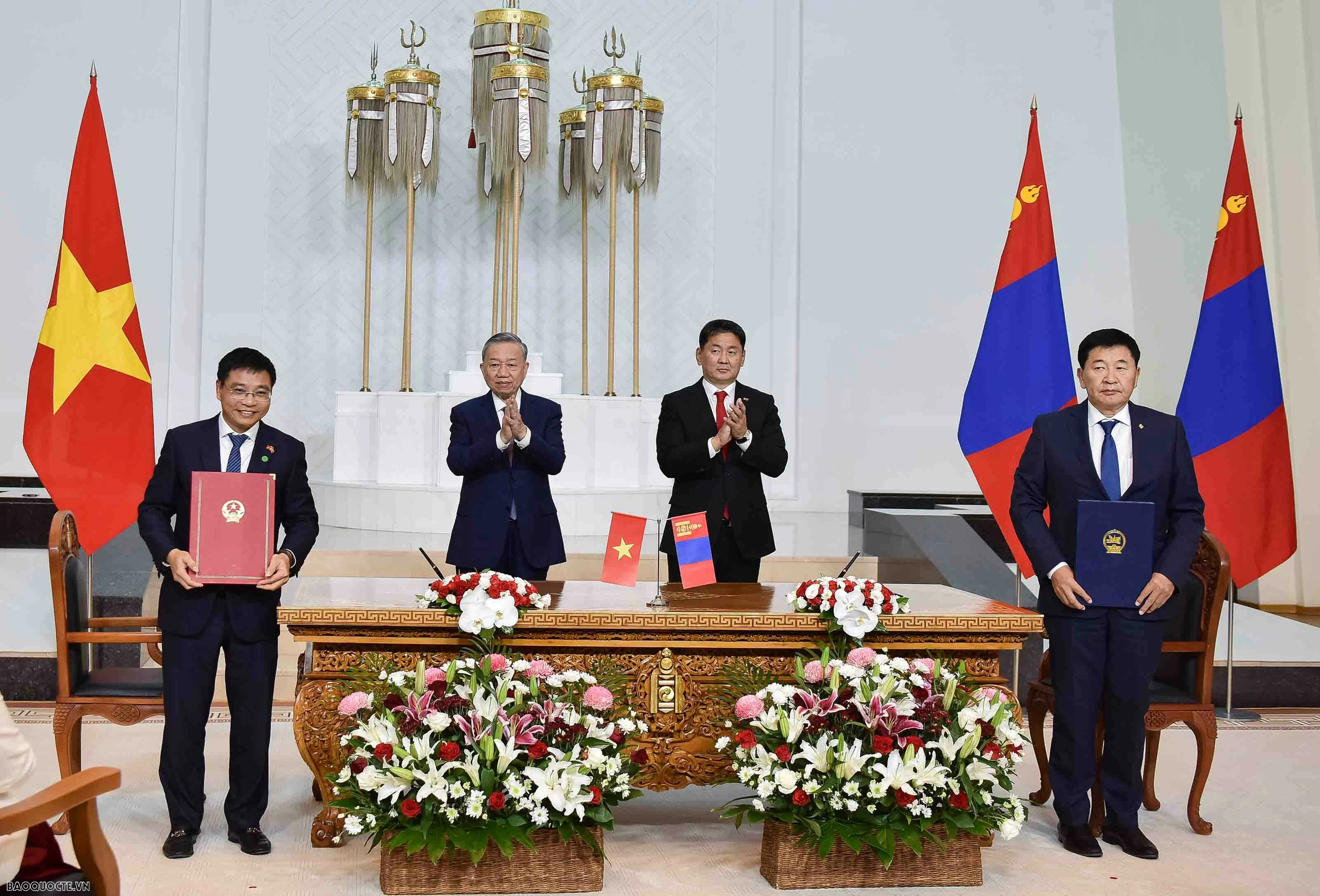 Việt Nam và Mông Cổ ký kết nhiều văn kiện hợp tác Việt Nam và Mông Cổ ký kết nhiều văn kiện hợp tác