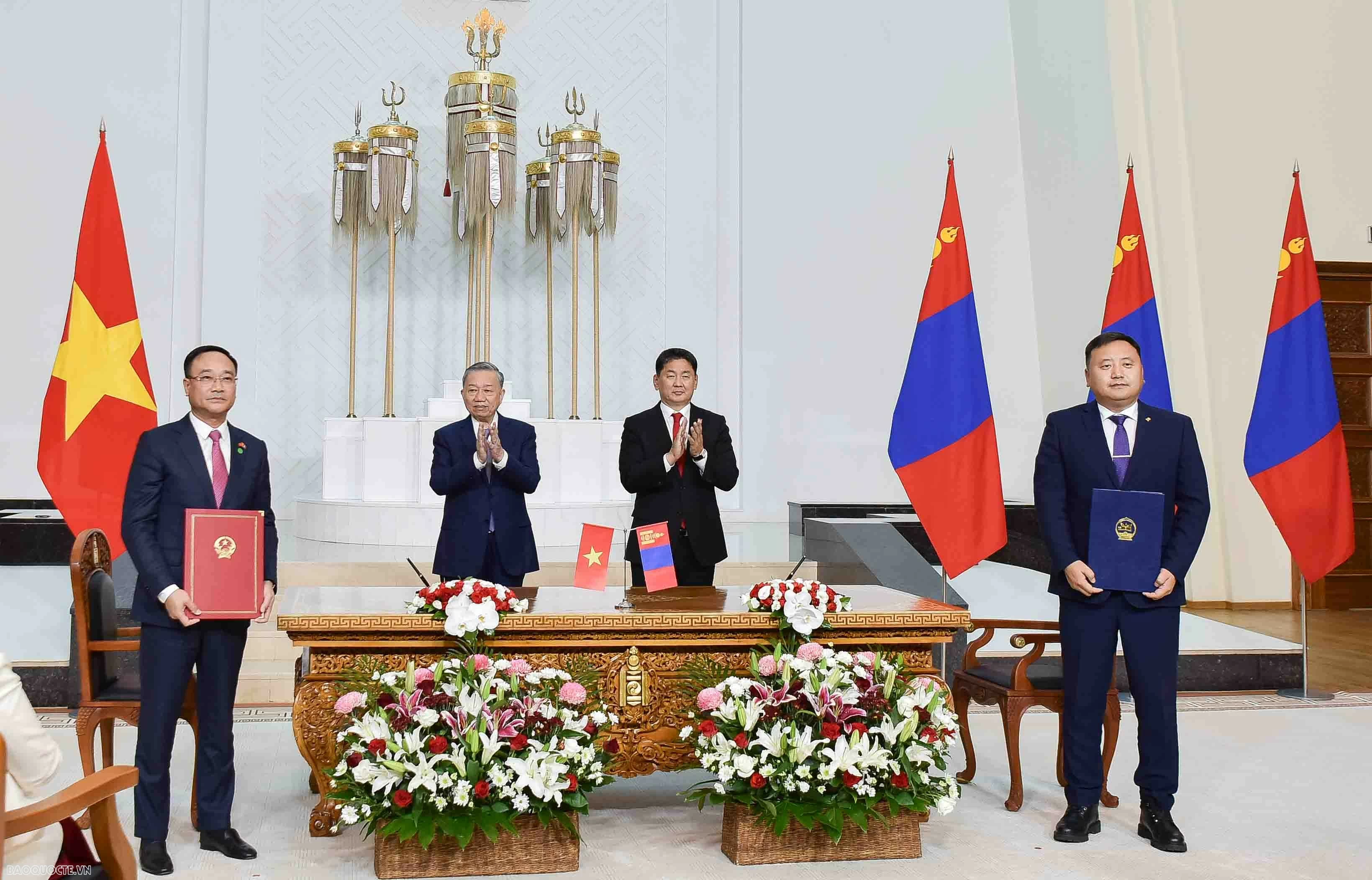 Việt Nam và Mông Cổ ký kết nhiều văn kiện hợp tác Việt Nam và Mông Cổ ký kết nhiều văn kiện hợp tác