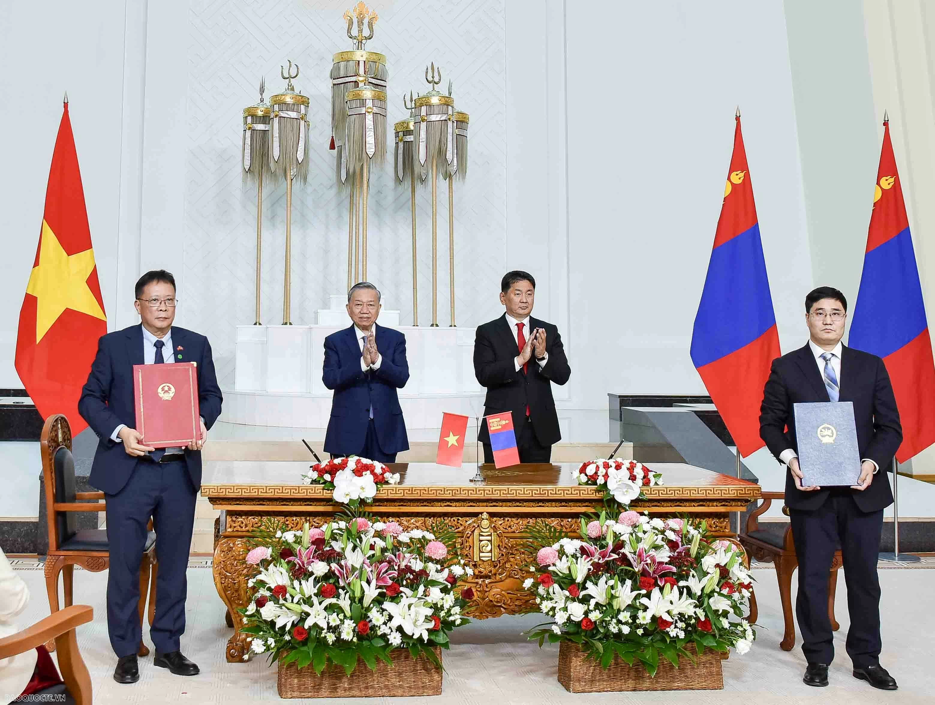 Việt Nam và Mông Cổ ký kết nhiều văn kiện hợp tác Việt Nam và Mông Cổ ký kết nhiều văn kiện hợp tác