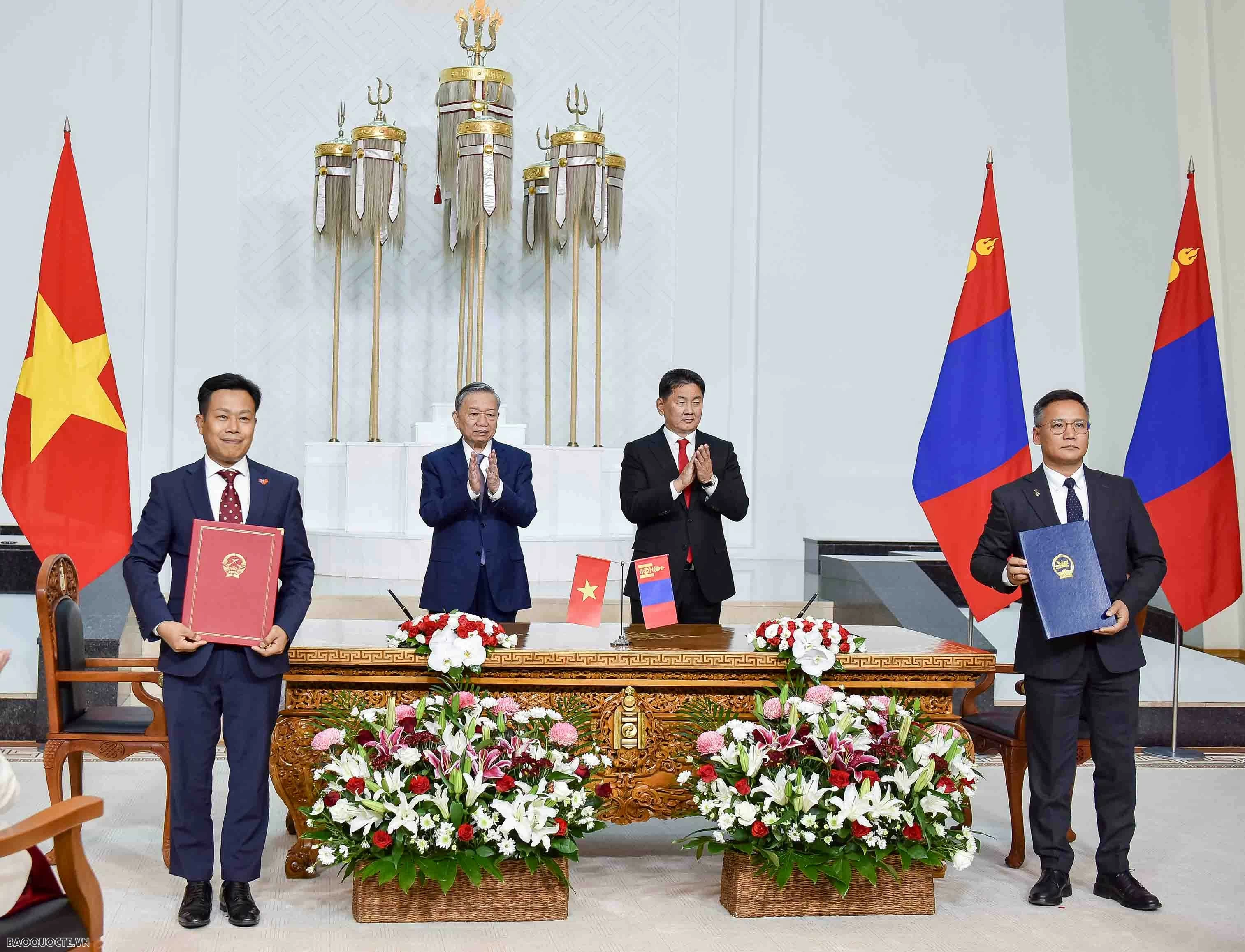 Việt Nam và Mông Cổ ký kết nhiều văn kiện hợp tác Việt Nam và Mông Cổ ký kết nhiều văn kiện hợp tác