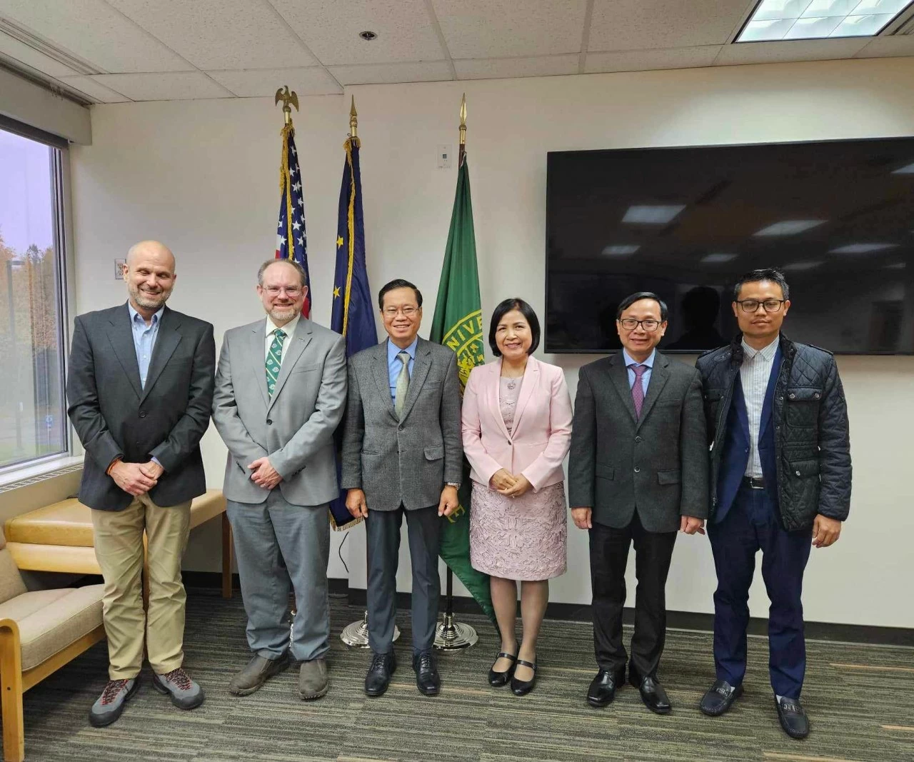 Thúc đẩy hợp tác Việt Nam-Alaska qua chuyến thăm của Tổng Lãnh sự Hoàng Anh Tuấn Thúc đẩy hợp tác Việt Nam-Alaska qua chuyến thăm của Tổng Lãnh sự Hoàng Anh Tuấn