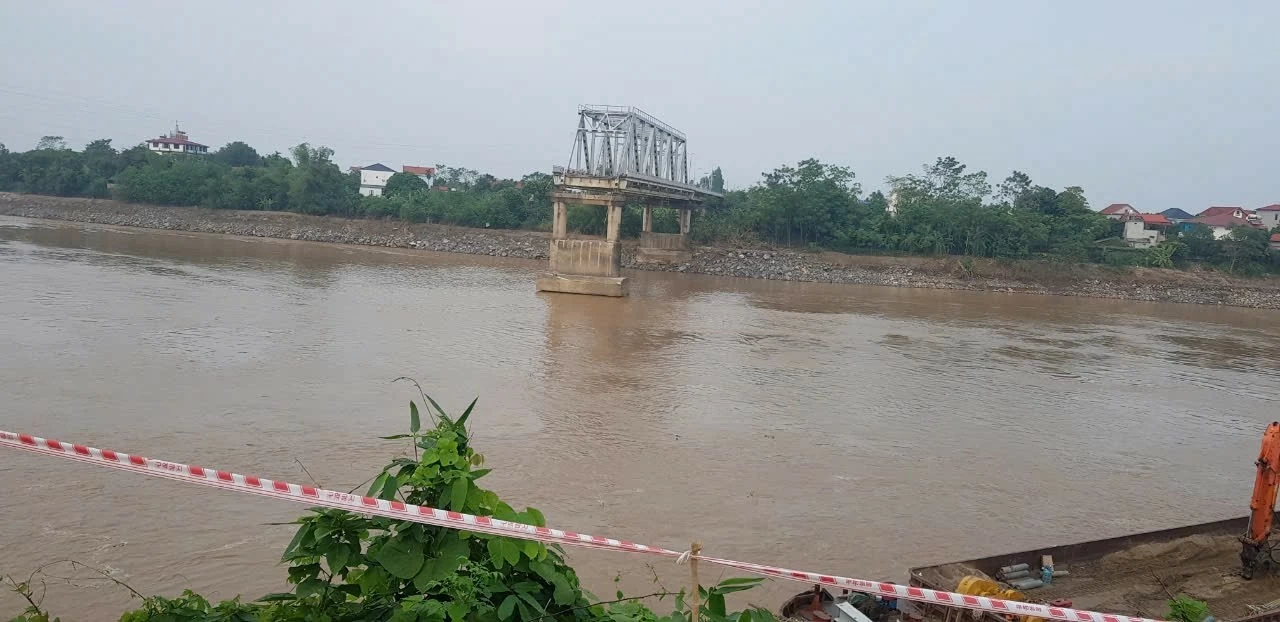 40 cán bộ, chiến sĩ Lữ đoàn Đặc công Hải quân 126 tham gia tìm kiếm cứu nạn tại khu vực cầu Phong Châu, tỉnh Phú Thọ 40 cán bộ, chiến sĩ Lữ đoàn Đặc công Hải quân 126 tham gia tìm kiếm cứu nạn tại khu vực cầu Phong Châu, tỉnh Phú Thọ